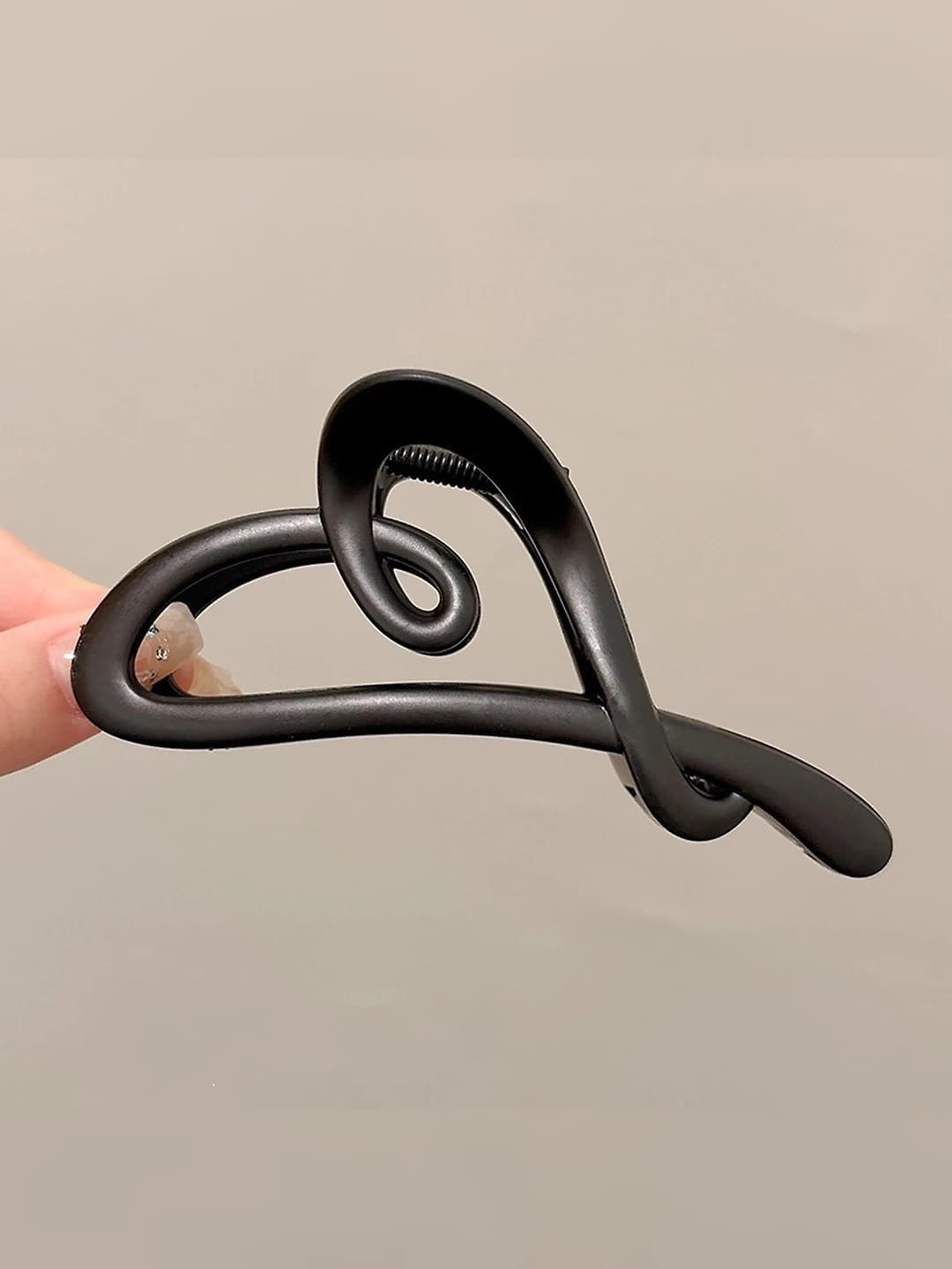 1# Matte black heart clip 11 cm