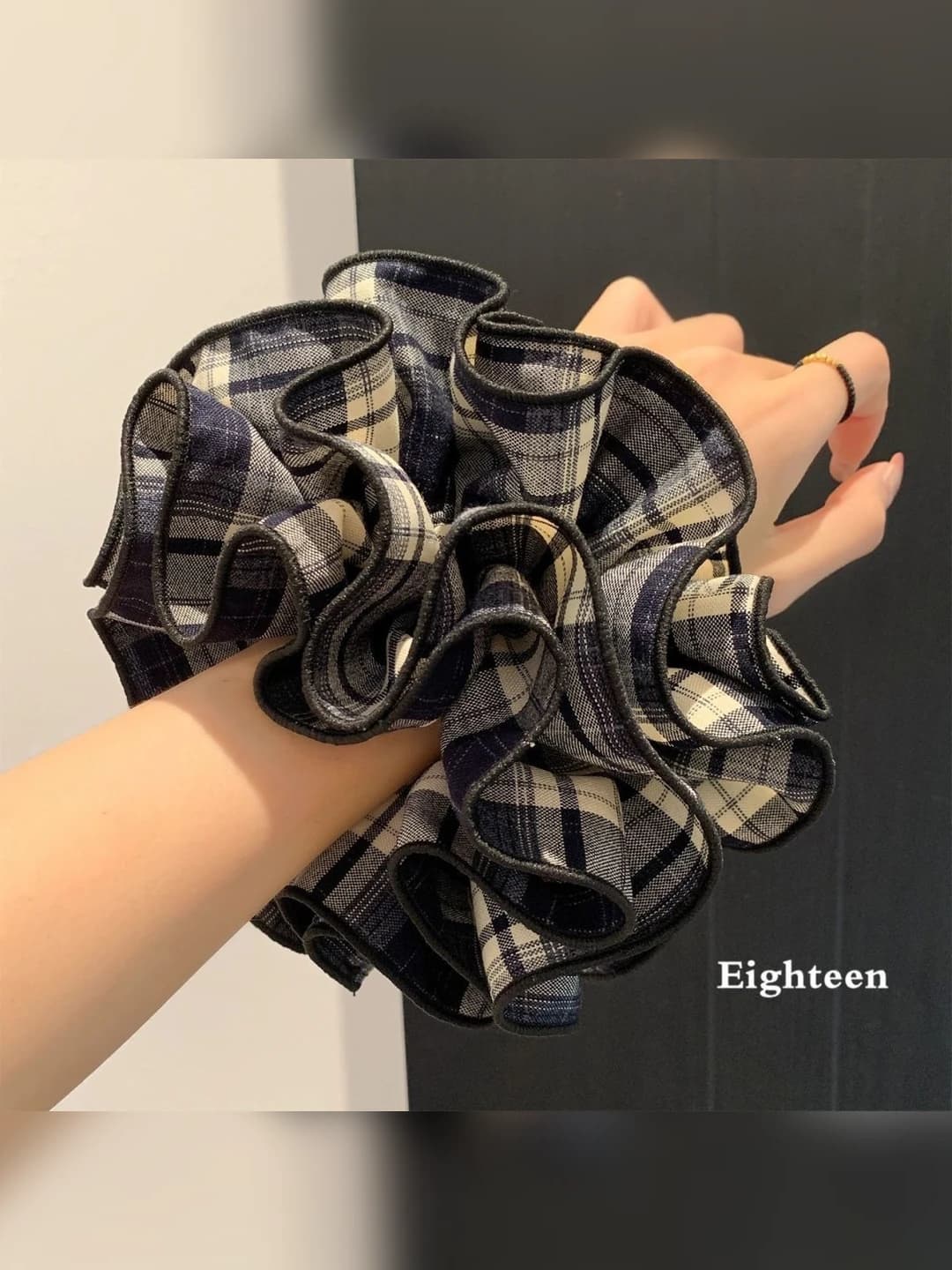 Dark blue houndstooth, 16 cm