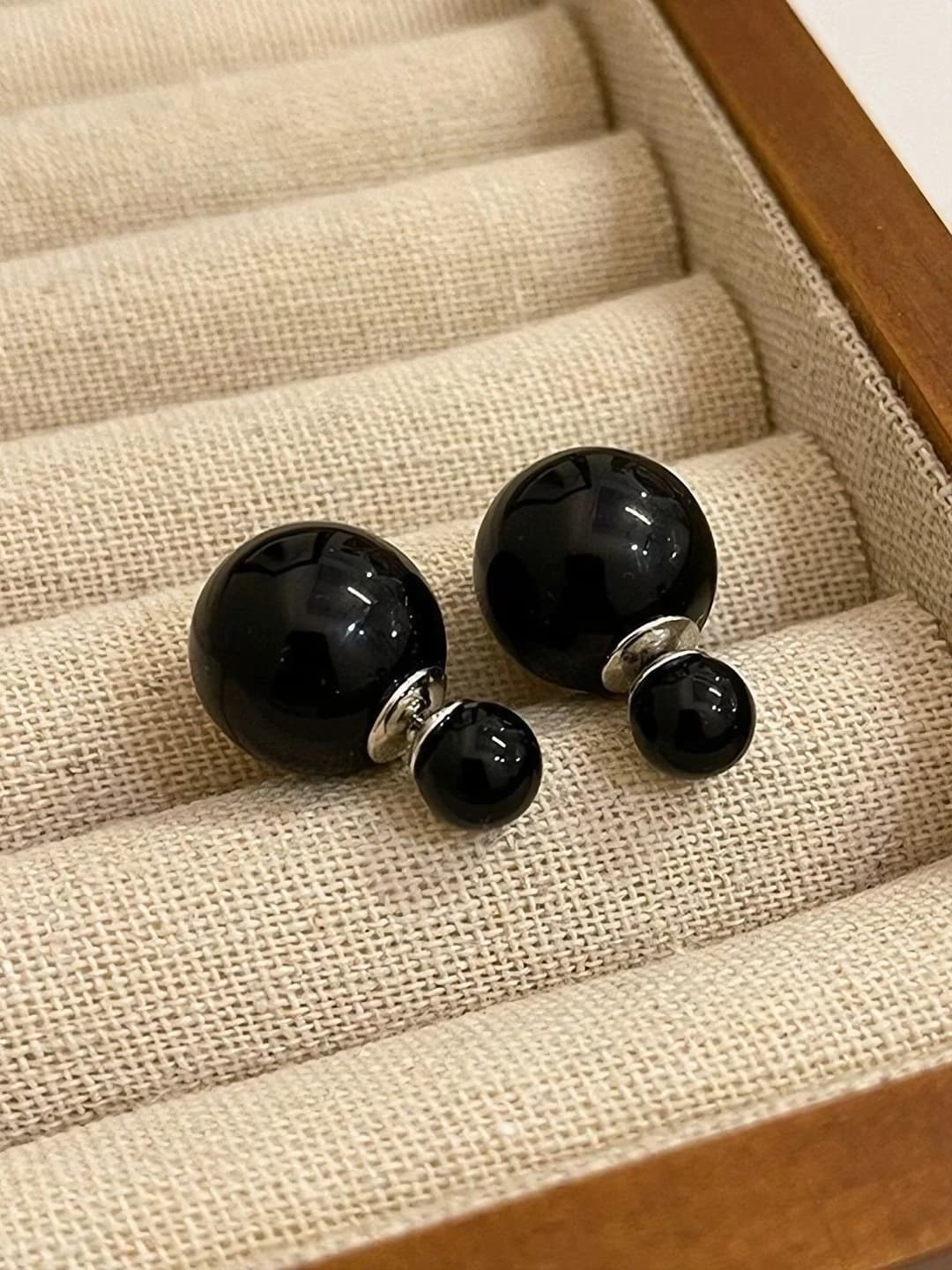 Large and small pearl earrings - Black