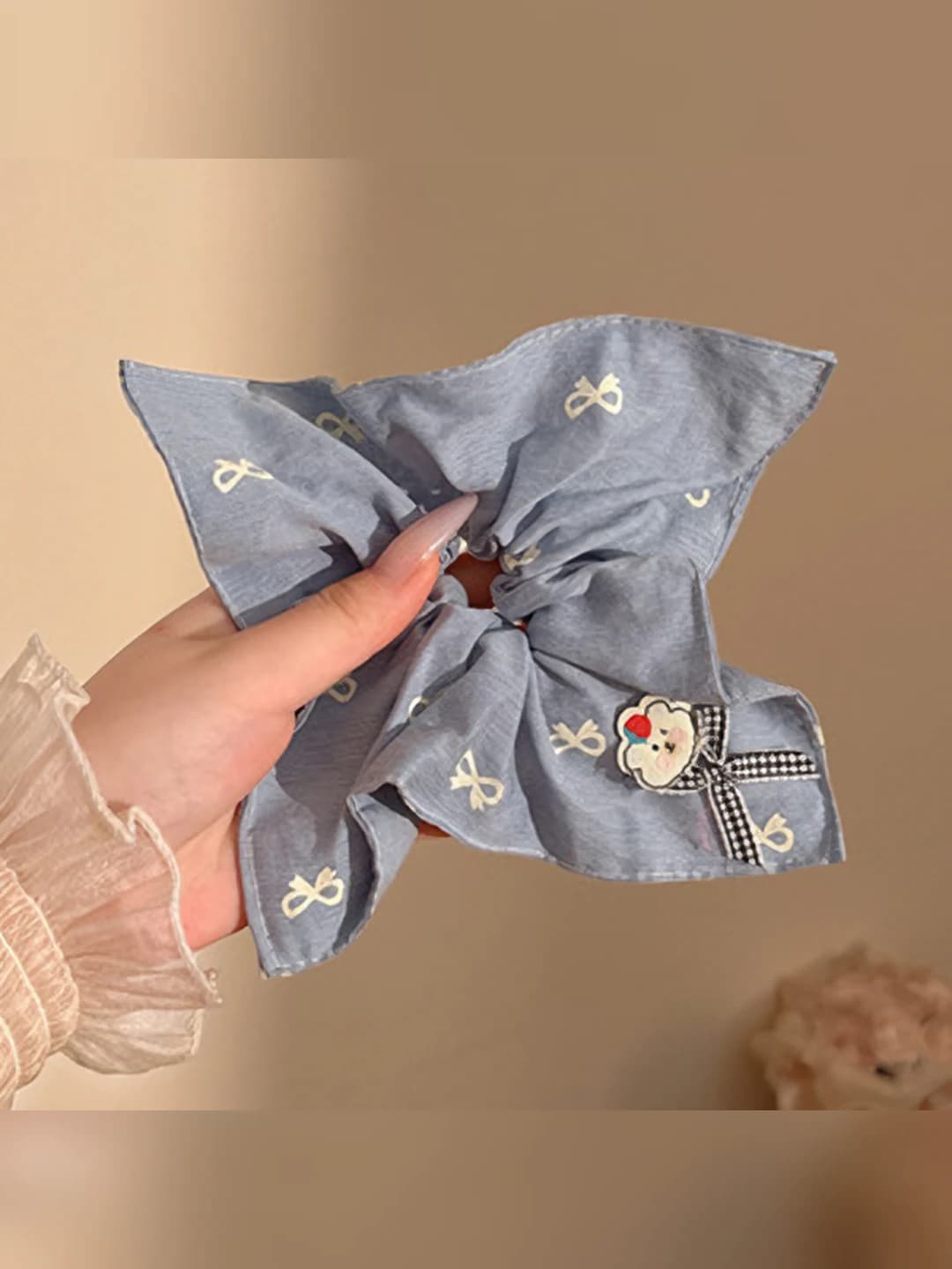 Blue bow, square