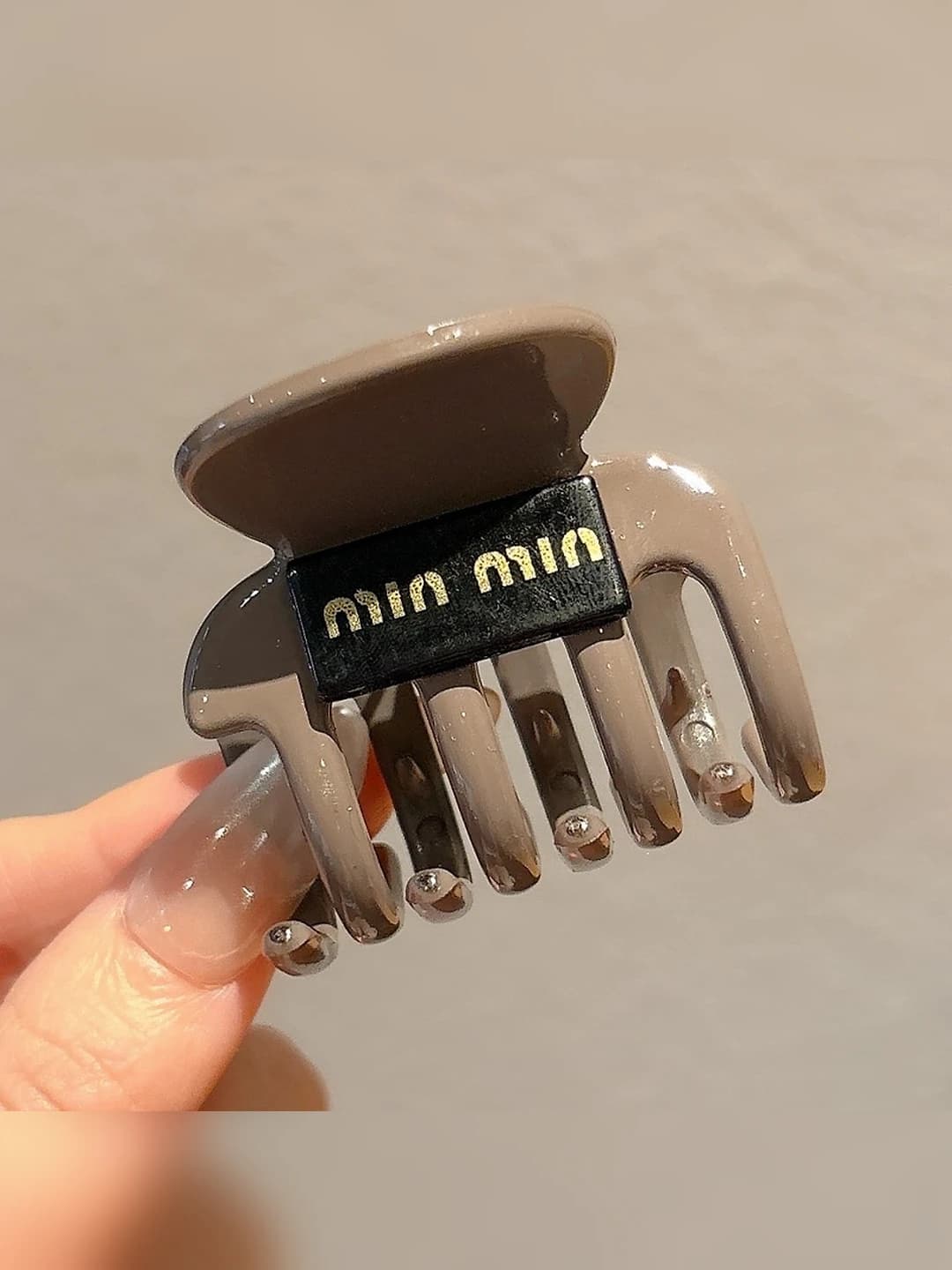 Miu буквы кофейный зажим ~4.5 см