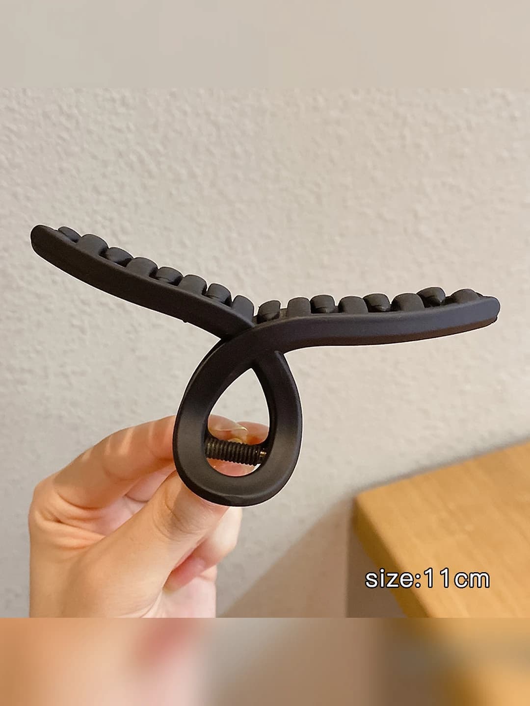 Black Y-shape clip
