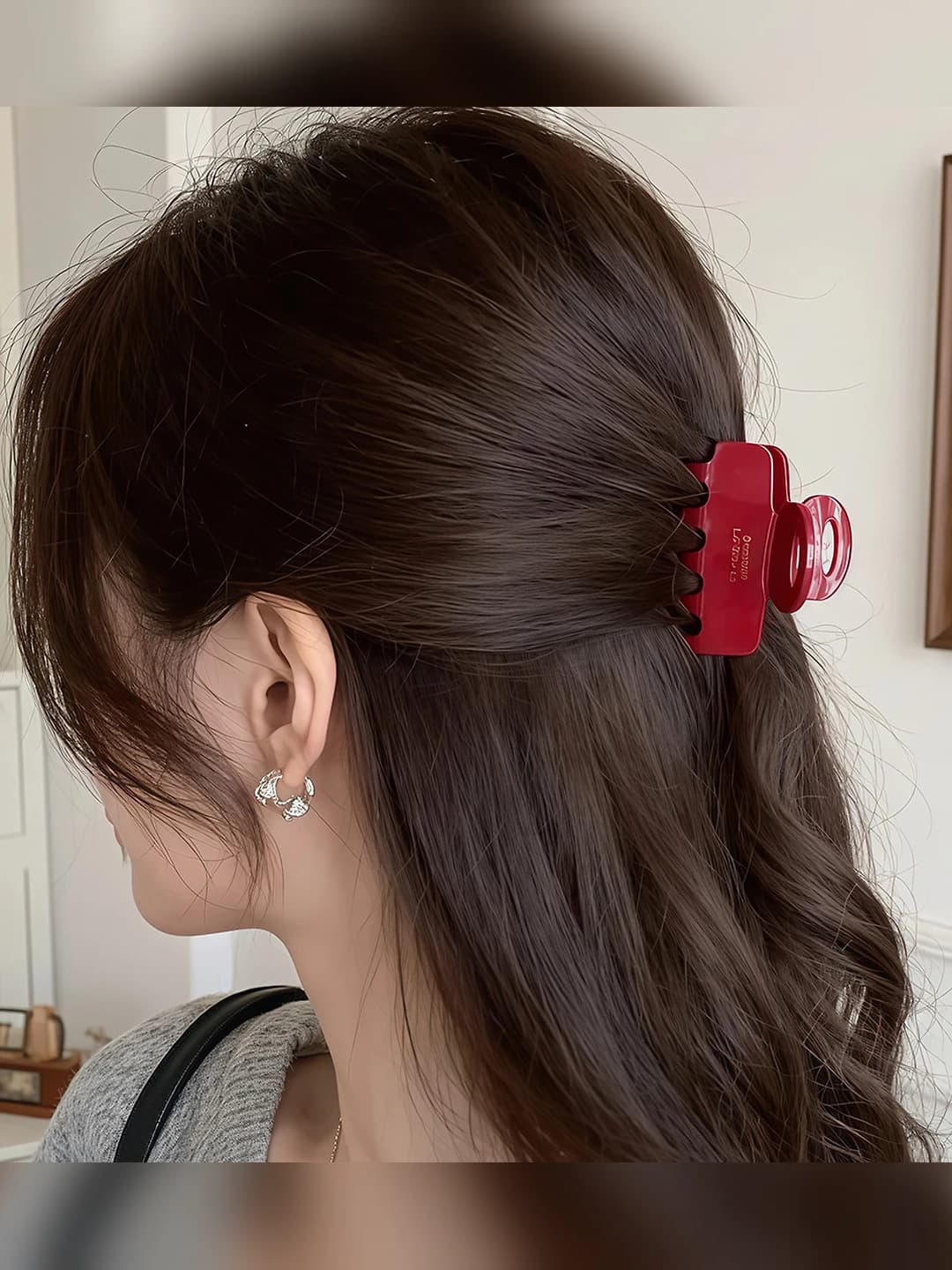 Red gold logo shark clip 6cm