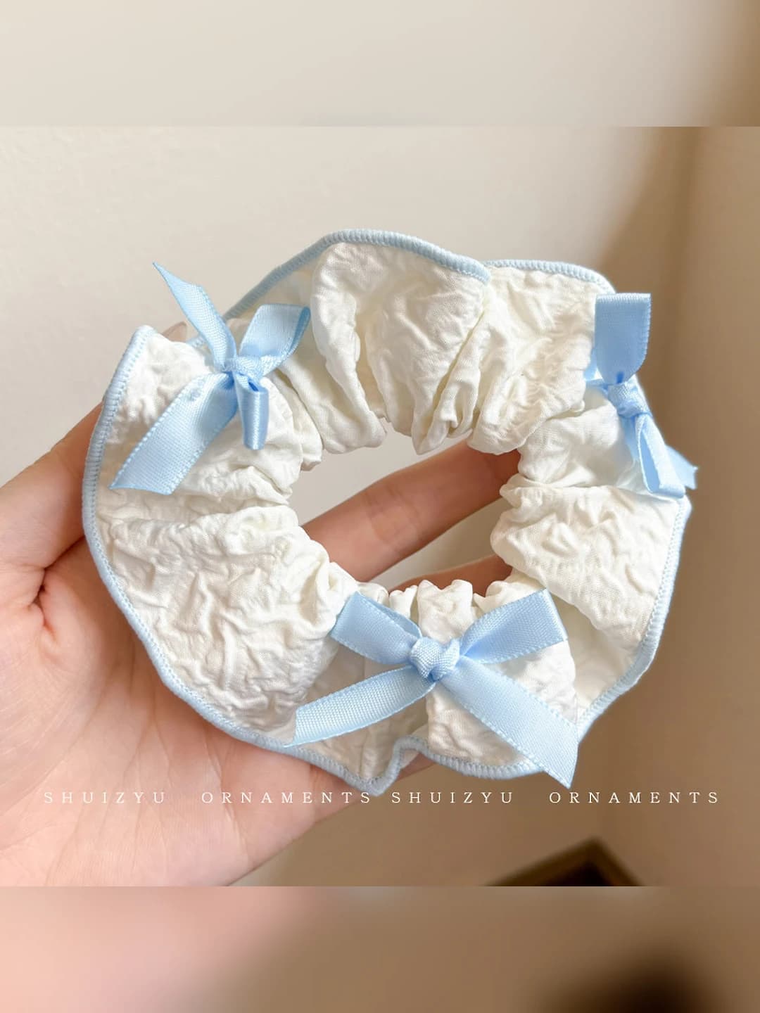 Blue-white bow, white 10 cm
