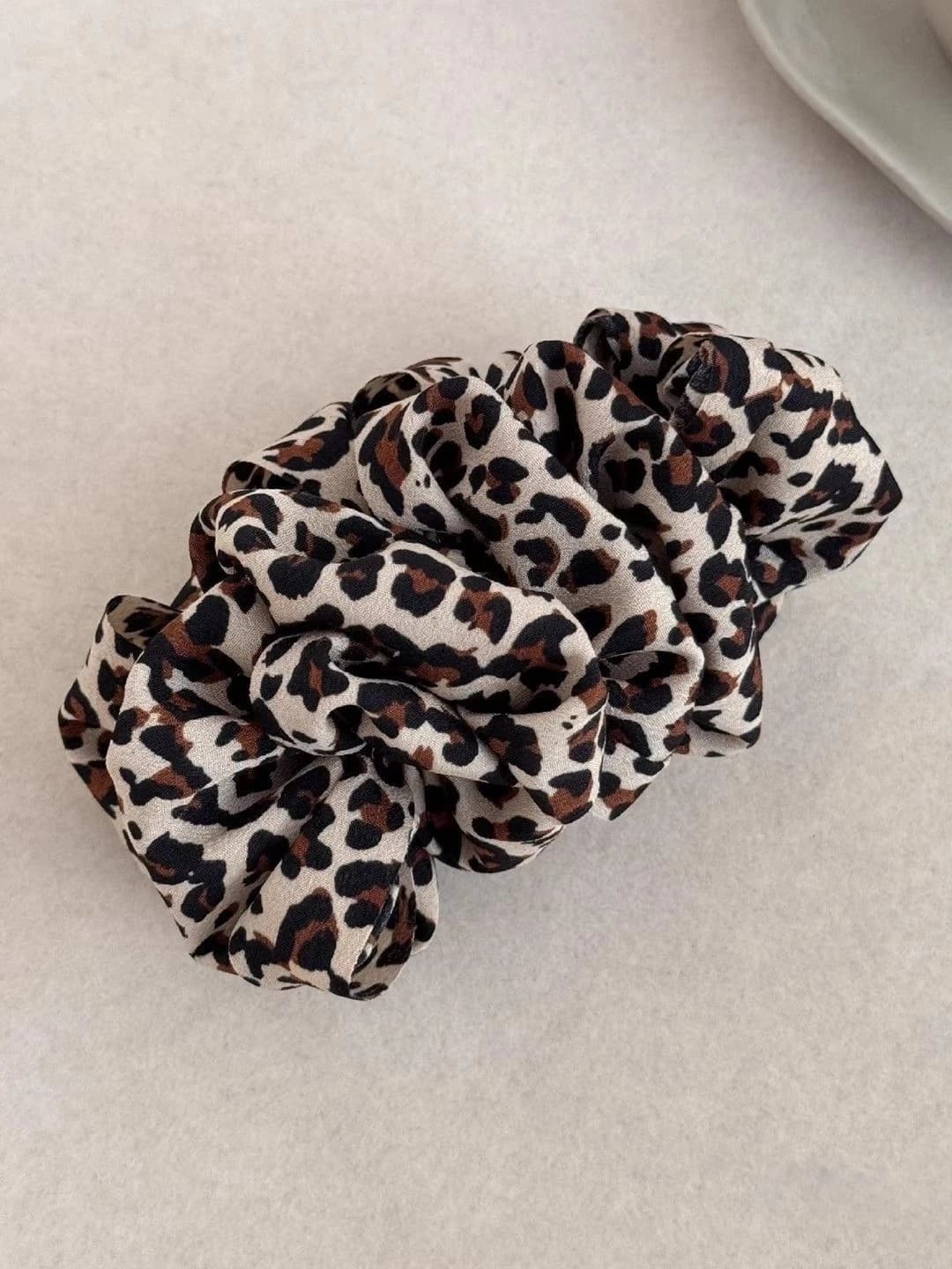3# Bej kofe leopard banan klipsi - poydevi 10 sm, umumiy 11.5 sm