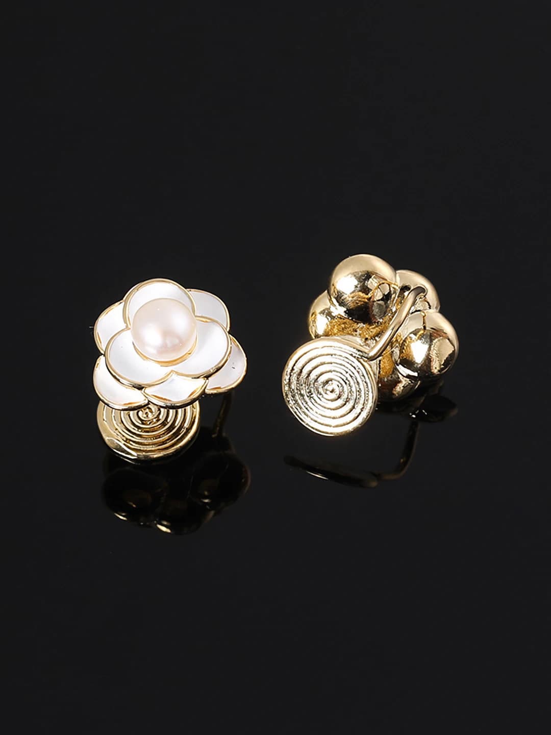 No piercing. Spiral coil clip