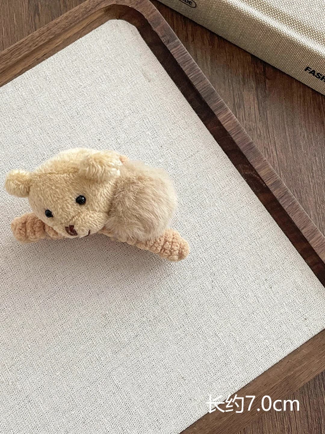Small beige bear head clip