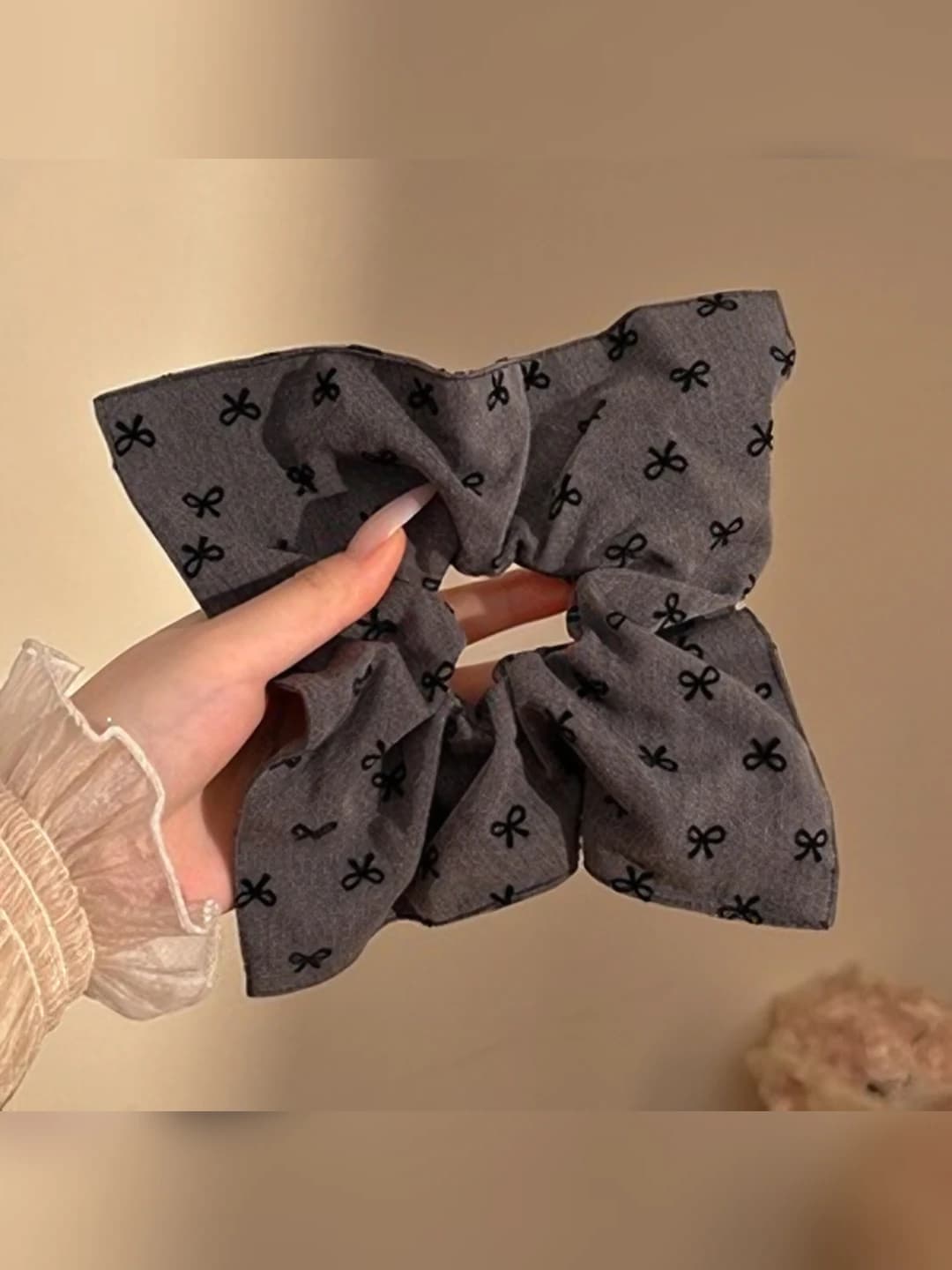 1# Grey bow square