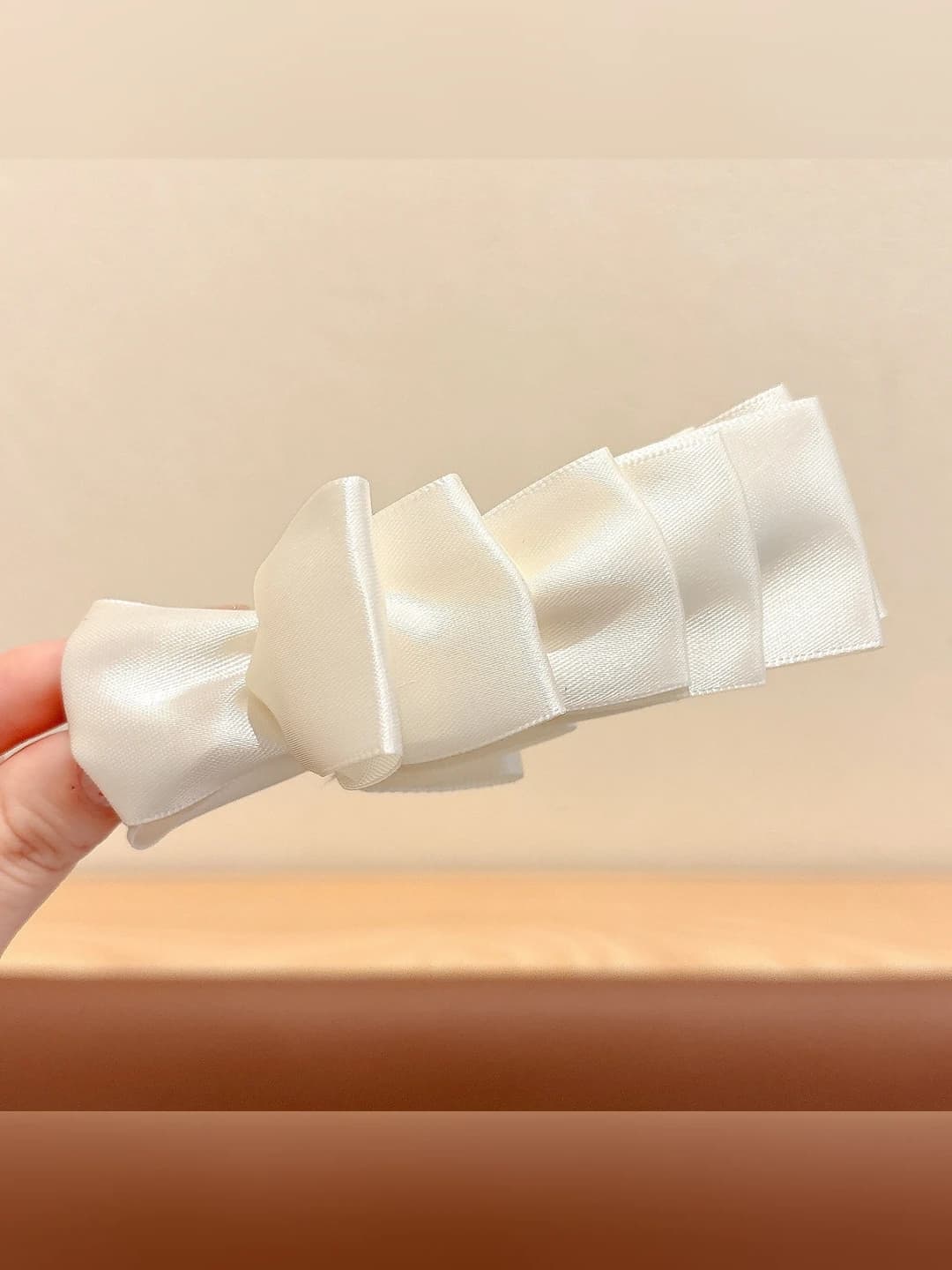 Off-white, ~12 cm, base 9.5 cm