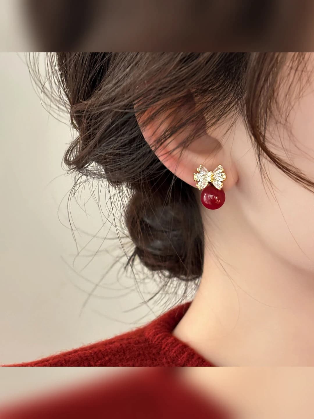 Bow red zircon stud
