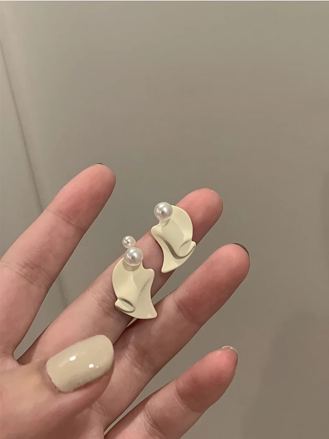 Белые серьги с складками