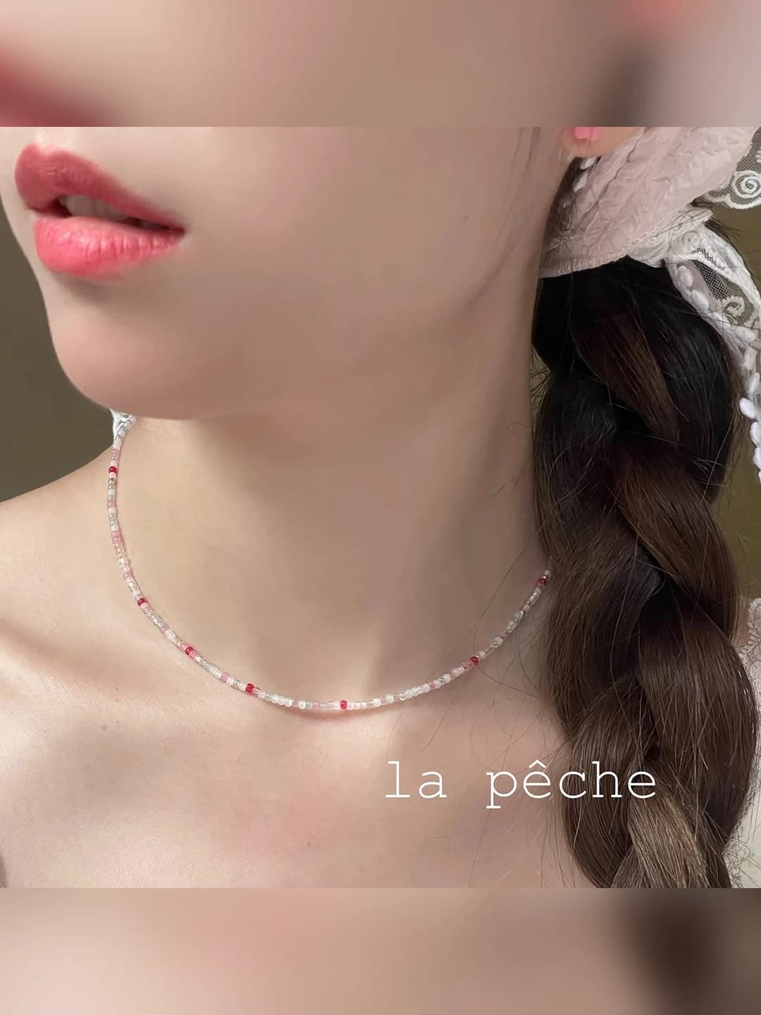 Women's short chain necklace with crystals in pastel tones