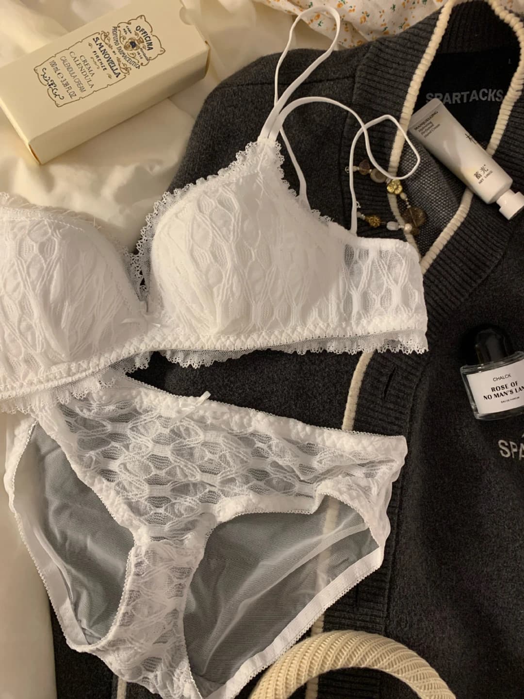 Simple white, set