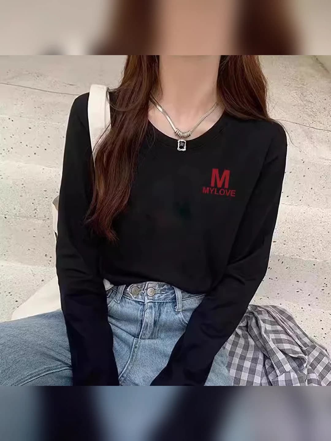 Чёрный - буква M на груди
