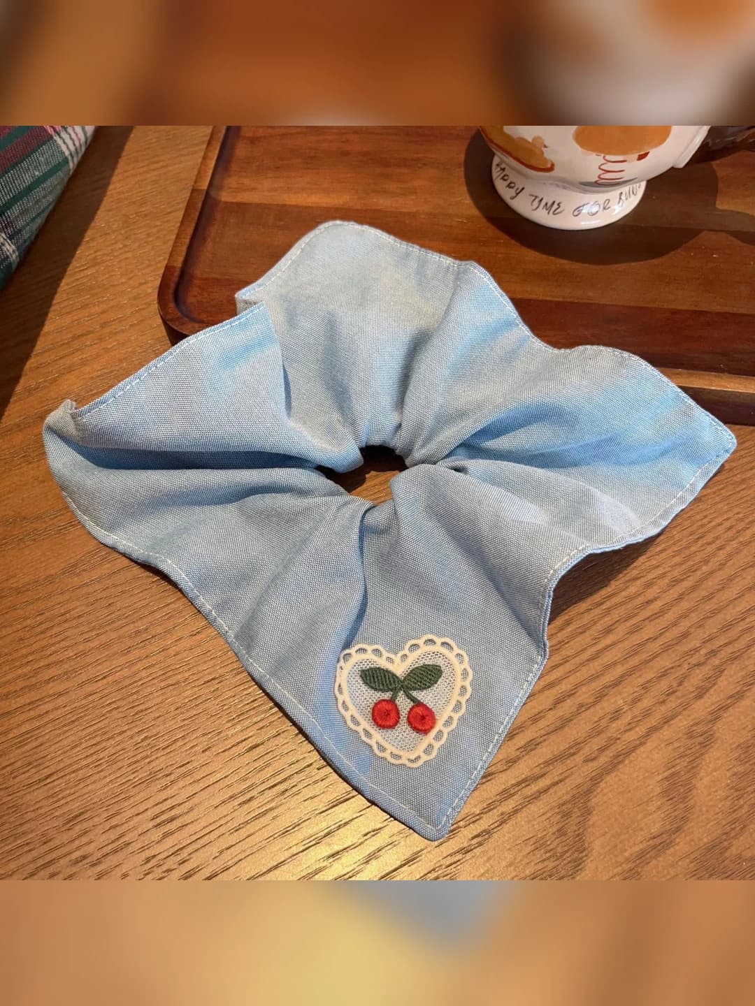 Ko'k shirinli kvadrat sharf soch to'ri