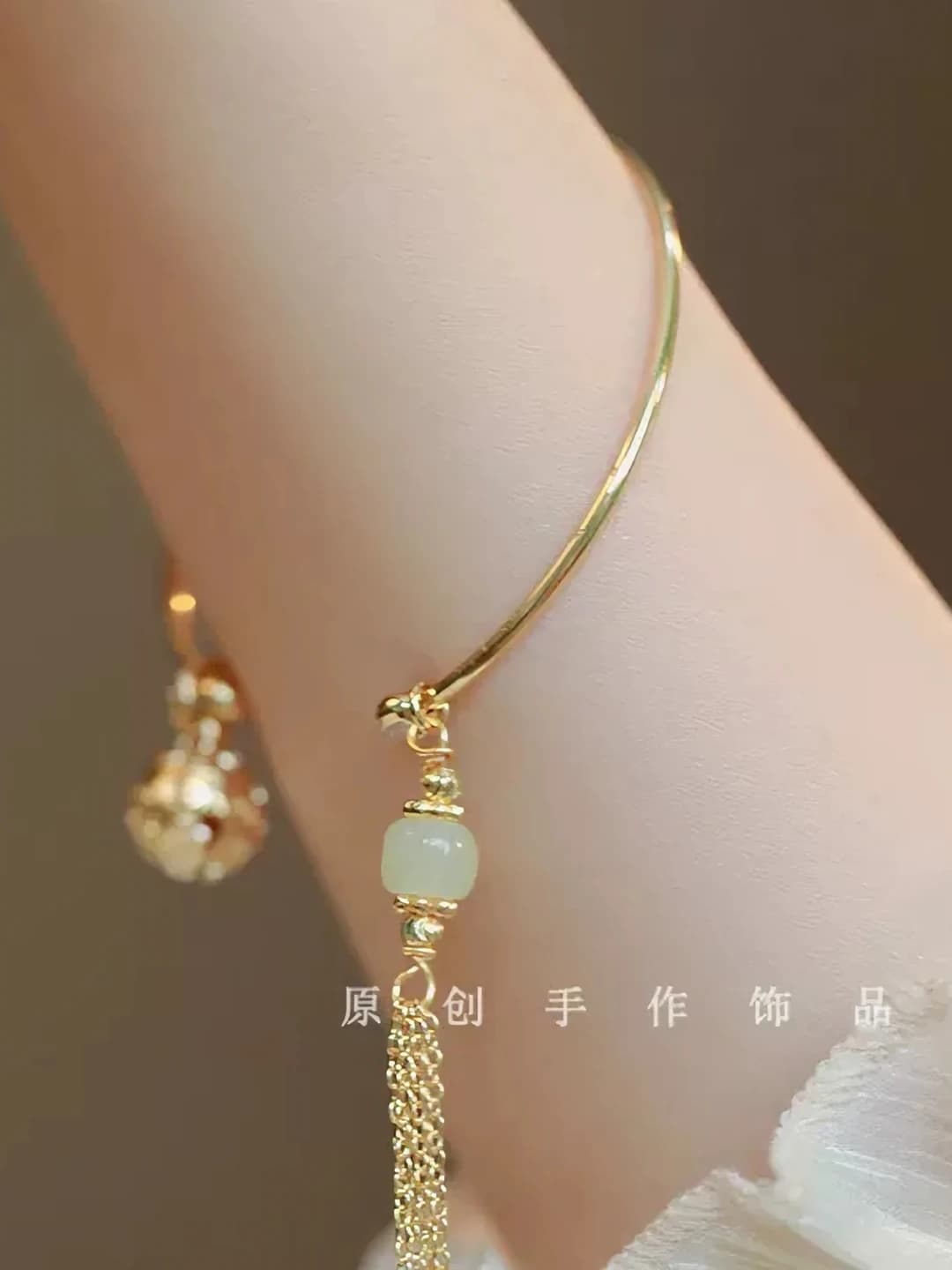 M1511 [White tassel bell bangle]