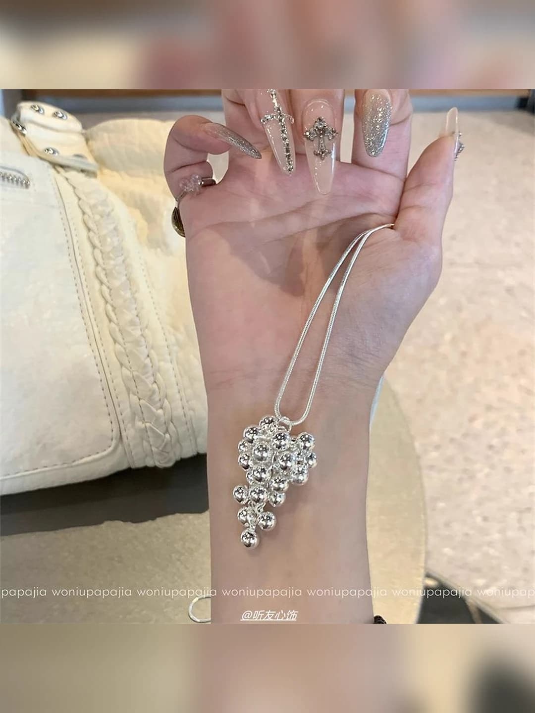 Серебряное ожерелье с виноградом