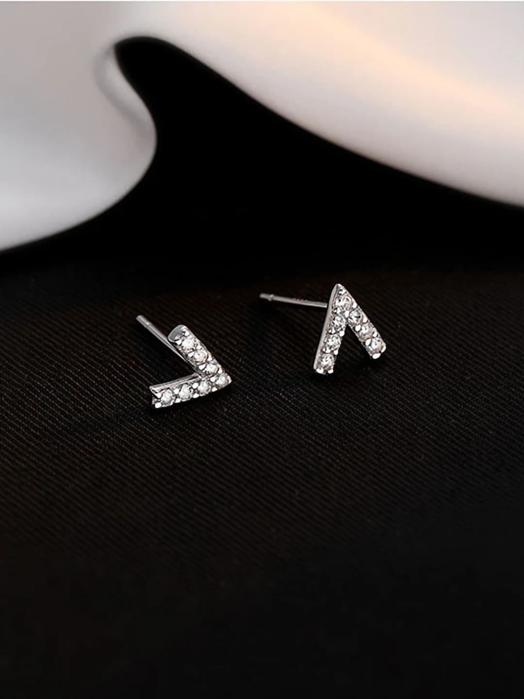 Silver - V diamond earrings