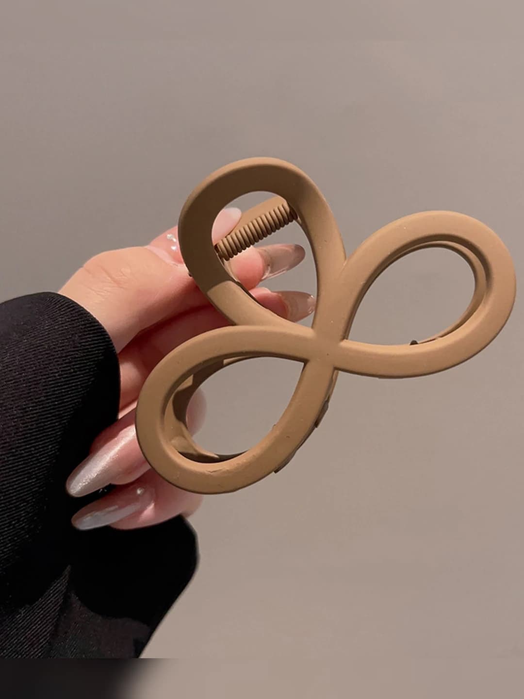 19# Khaki figure-8 hair clip
