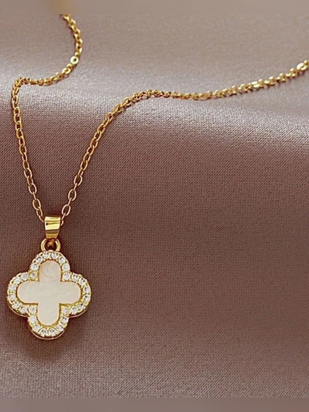 L041 four leaf clover gold necklace white