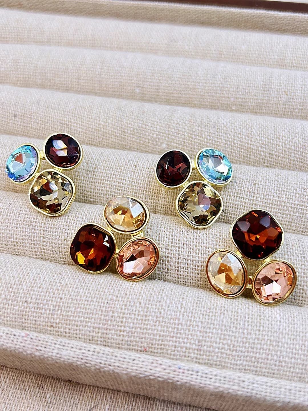 Women's geometric stud earrings with crystal inlays on silver posts, in a light luxury style, simple and fashionable, for the autumn-winter season