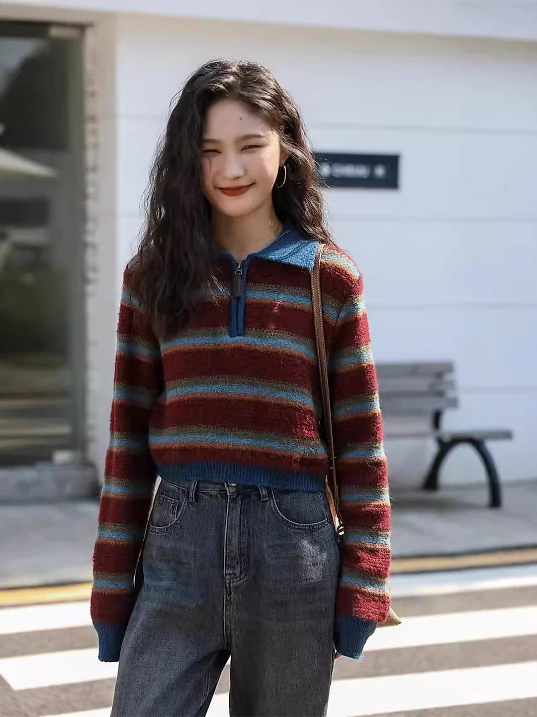 Ayollar uchun kuz-qish retro POLO yoqali chiziqli fermuarli trikotaj sviter, bo'sh (oversize) kalta uzun yengli
