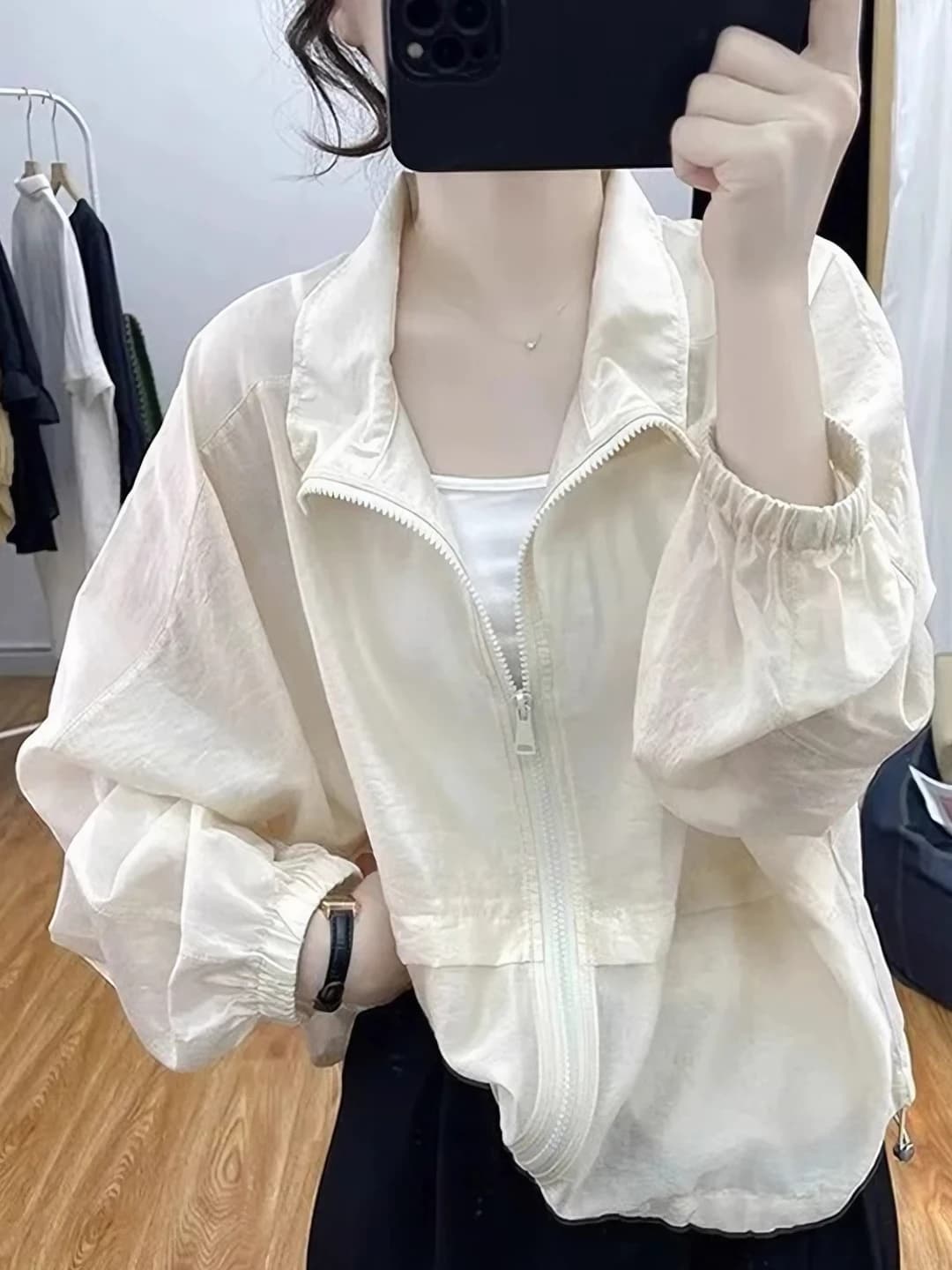 Ayollar uchun yozgi quyoshdan himoyalovchi yengil kurtka, tik yoqa, uzun yeng, fermuar, bo'sh (oversize) kesim, havo o'tkazuvchan