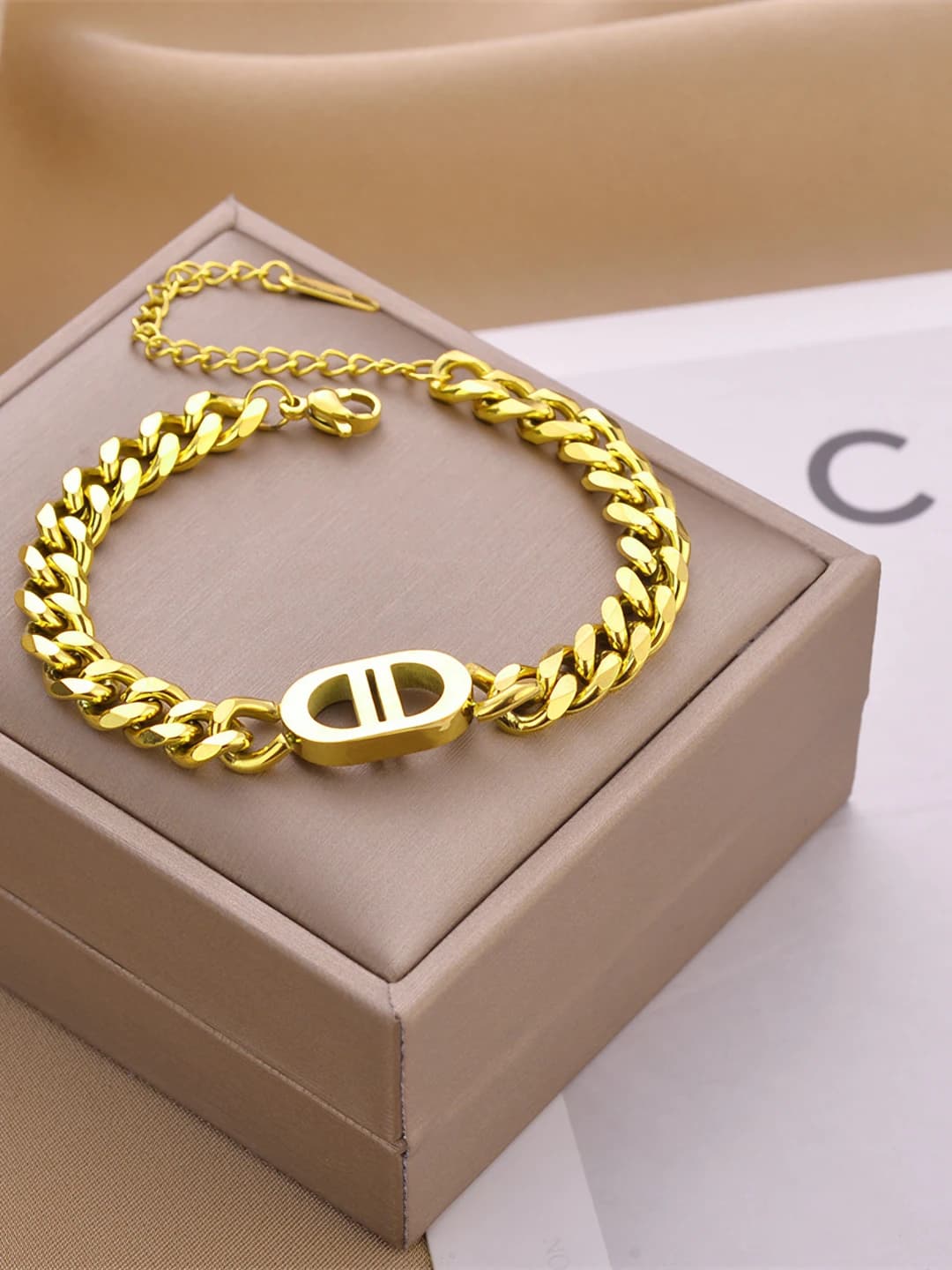 8970-Gold bracelet