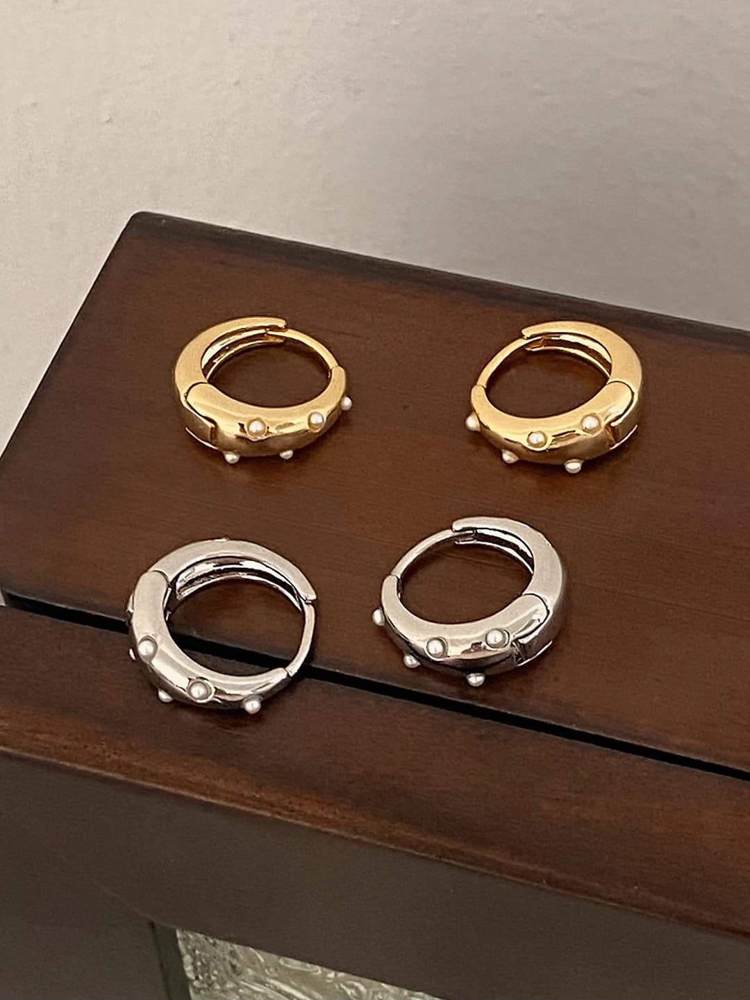 Ayollar uchun 18k oltin qoplamali, geometrik shakldagi U-shakl perla quloq halqasi, retro uslubdagi shirin va nafis dizayn elementi
