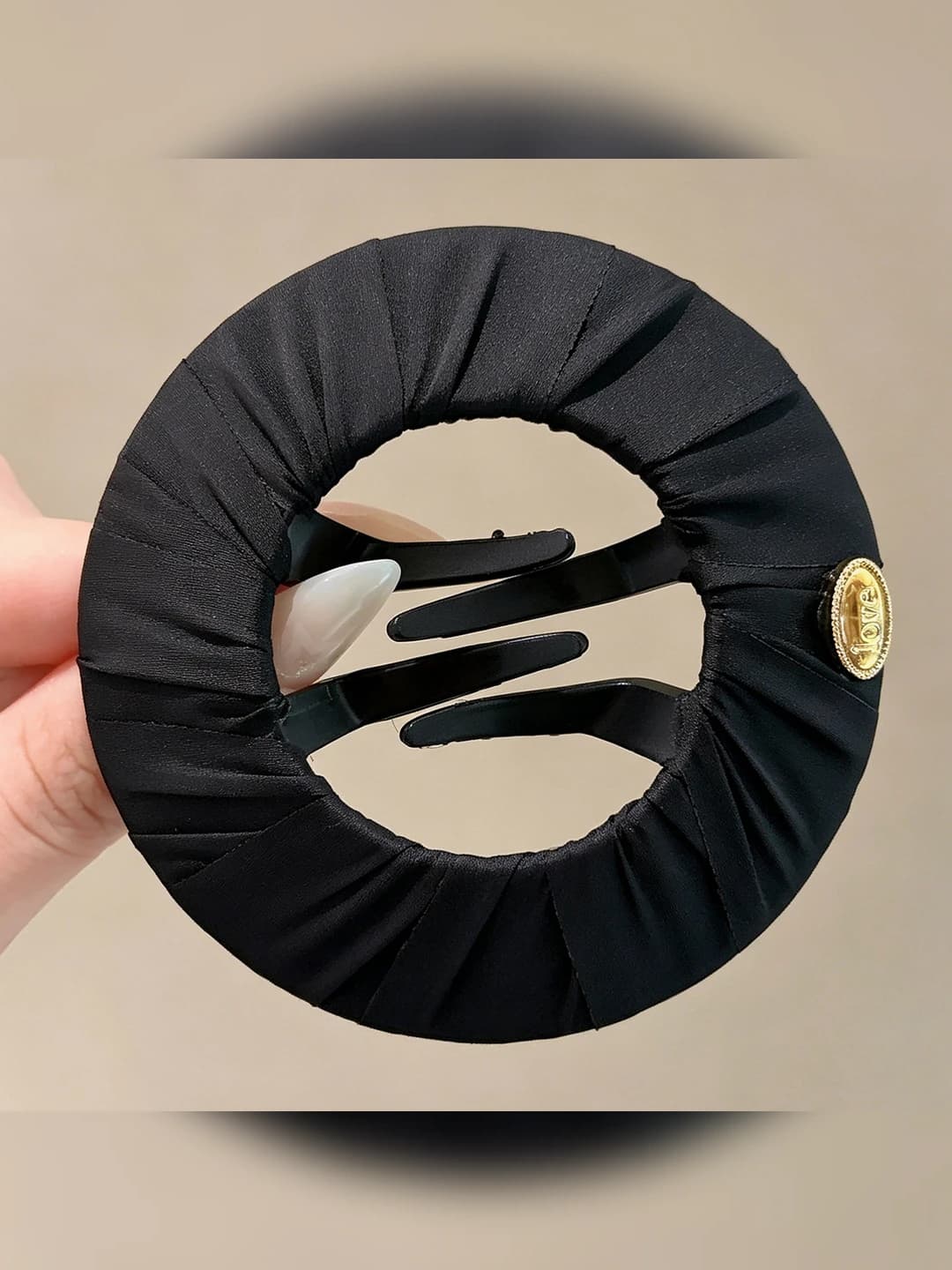 Qora, diametr ~8 cm