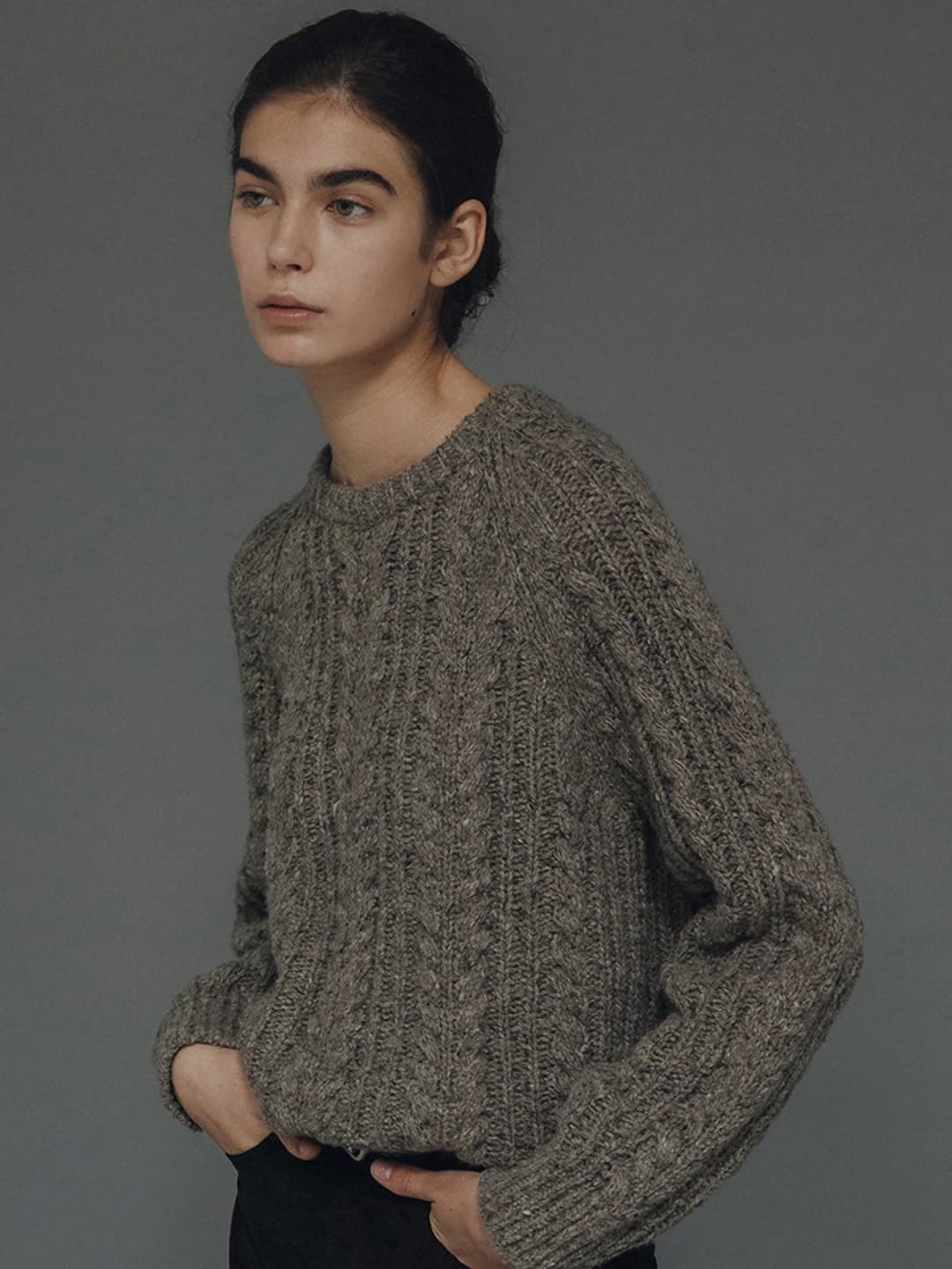 Women's cable knit crew neck long sleeve wool sweater for autumn-winter