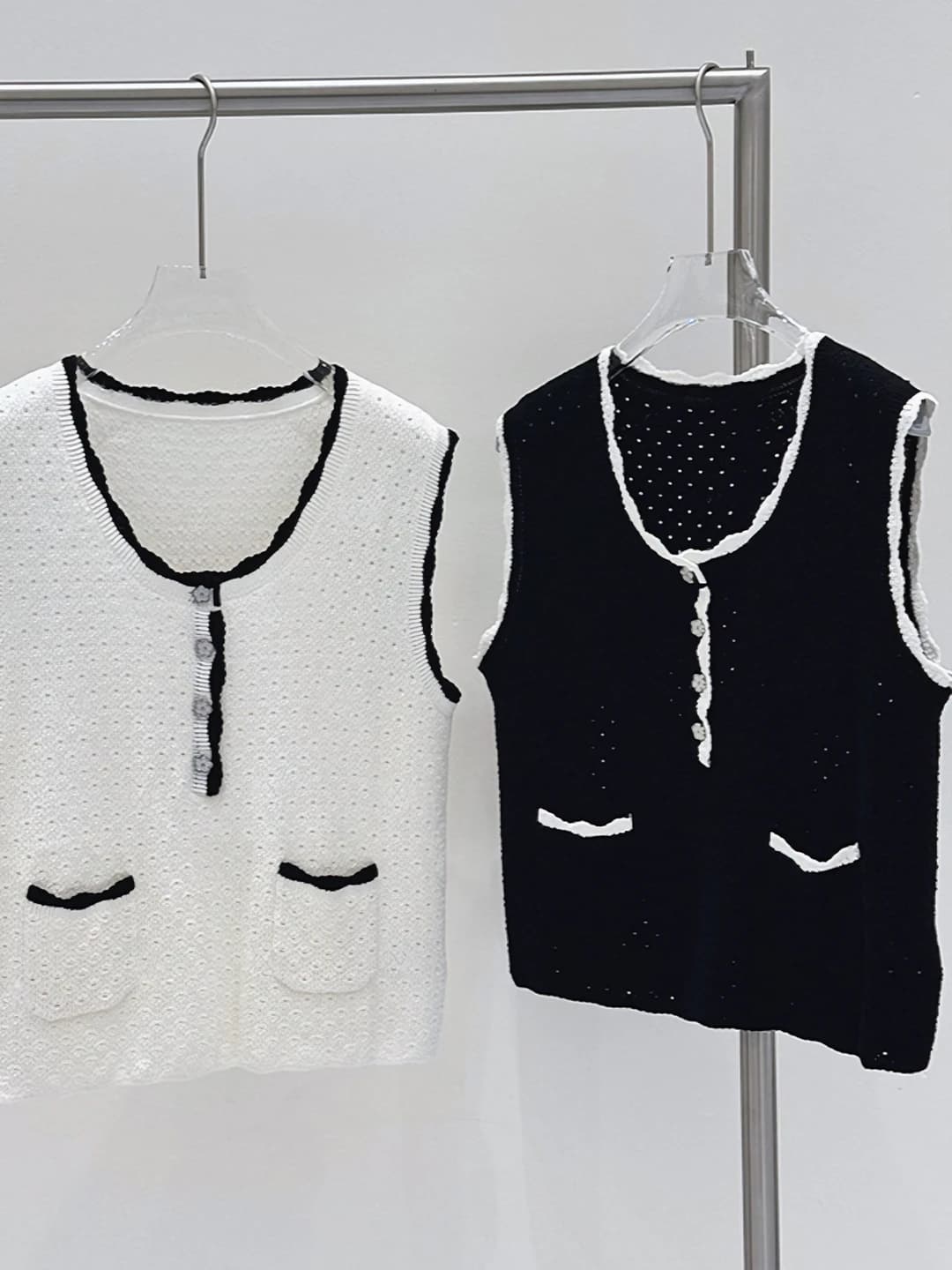 Women's sleeveless sweater vest for summer 2026, V-neck, loose fit, slimming, color-block pattern, cotton fabric