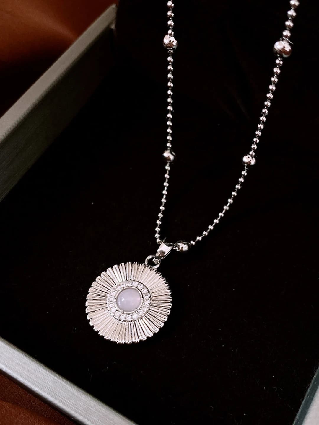 Silver, daisy