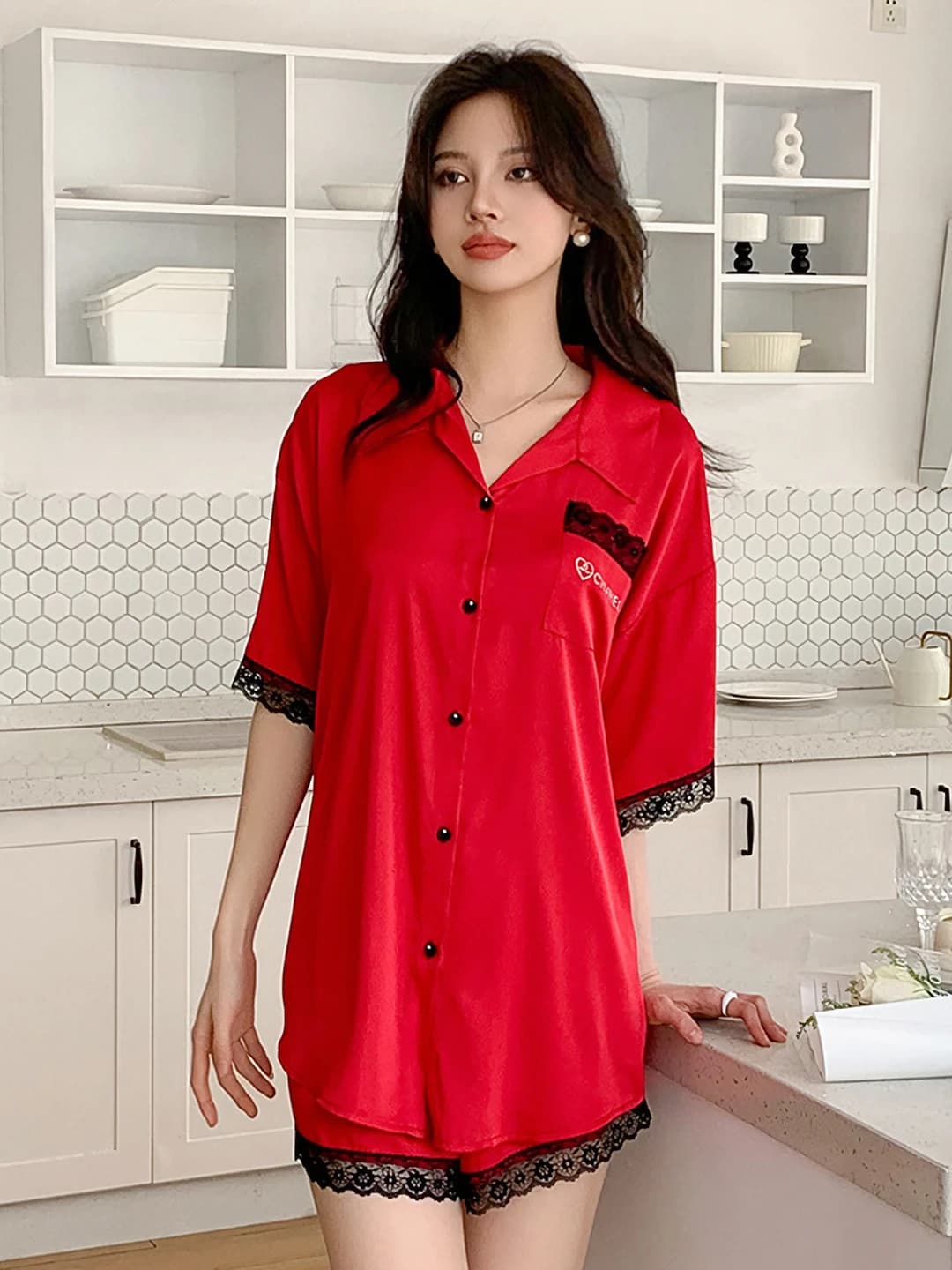 Ayollar uchun yozgi pijama to'plami: qaytarma yoqali kardigan va shorti, bo'sh (oversize) fit, satin shifon mato, yarim yeng, yupqa