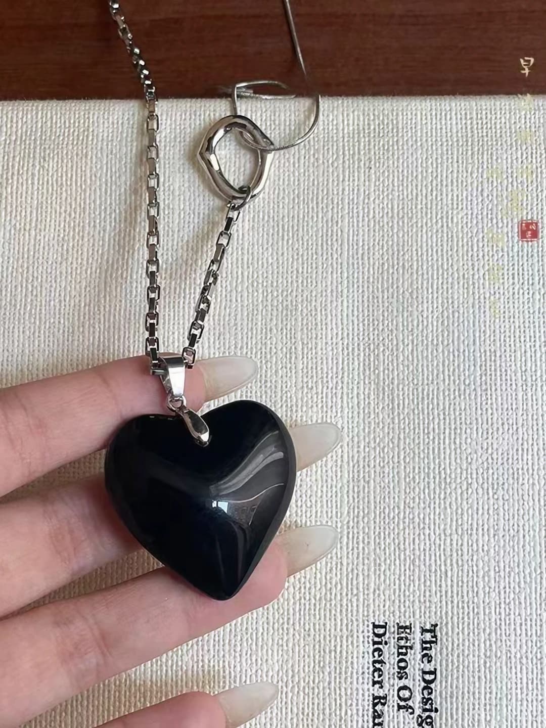 Чёрное сердце, цепь