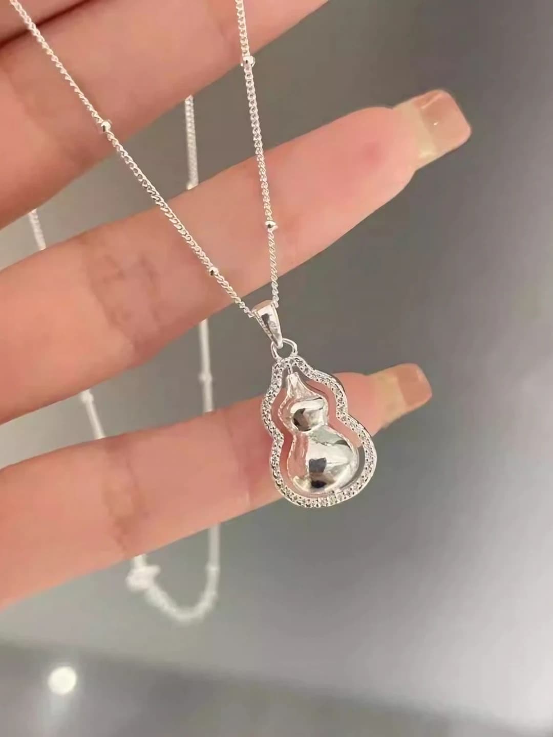 Women's necklace with gourd pendant, silver color, sweet style, figaro chain