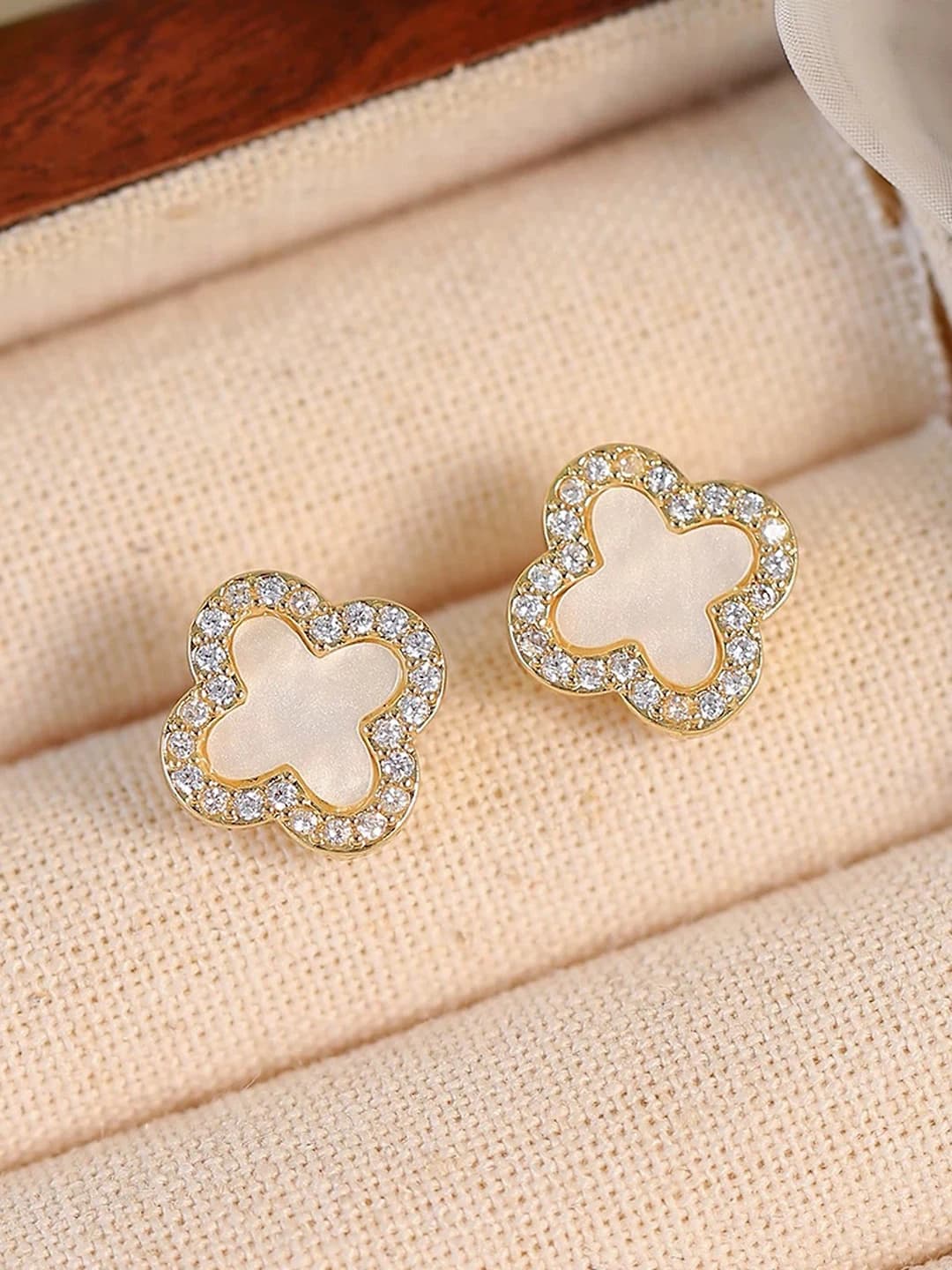 Женские белые серьги с четырёхлистным цветком, позолота 14k, лёгкий люкс