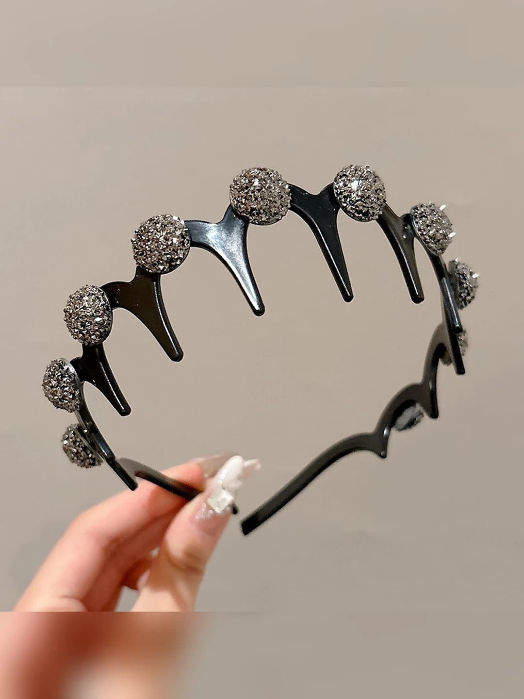 Серебристый, стразы, волнистый