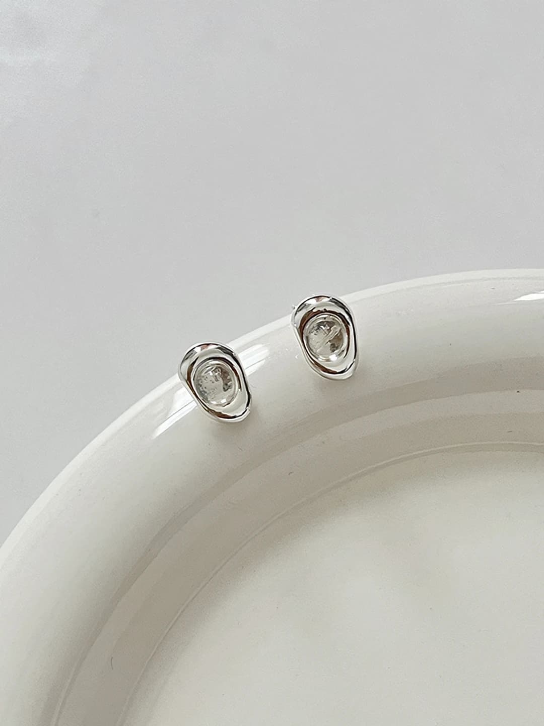 Women's retro asymmetric metal cat-eye stud earrings