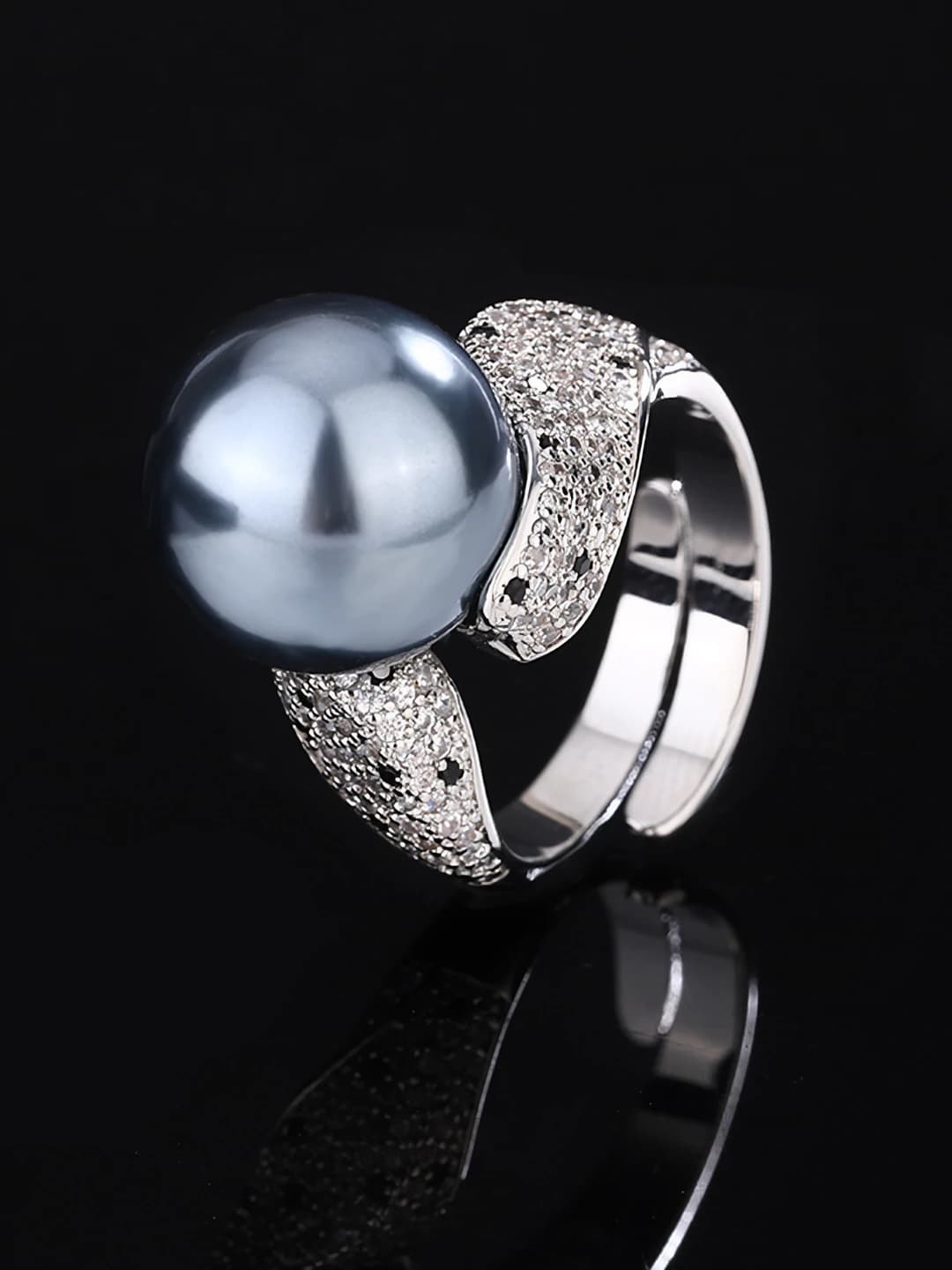 Grey pearl ring