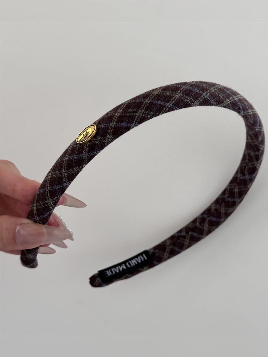 Kofe rangli katak, oltin belgili toq
