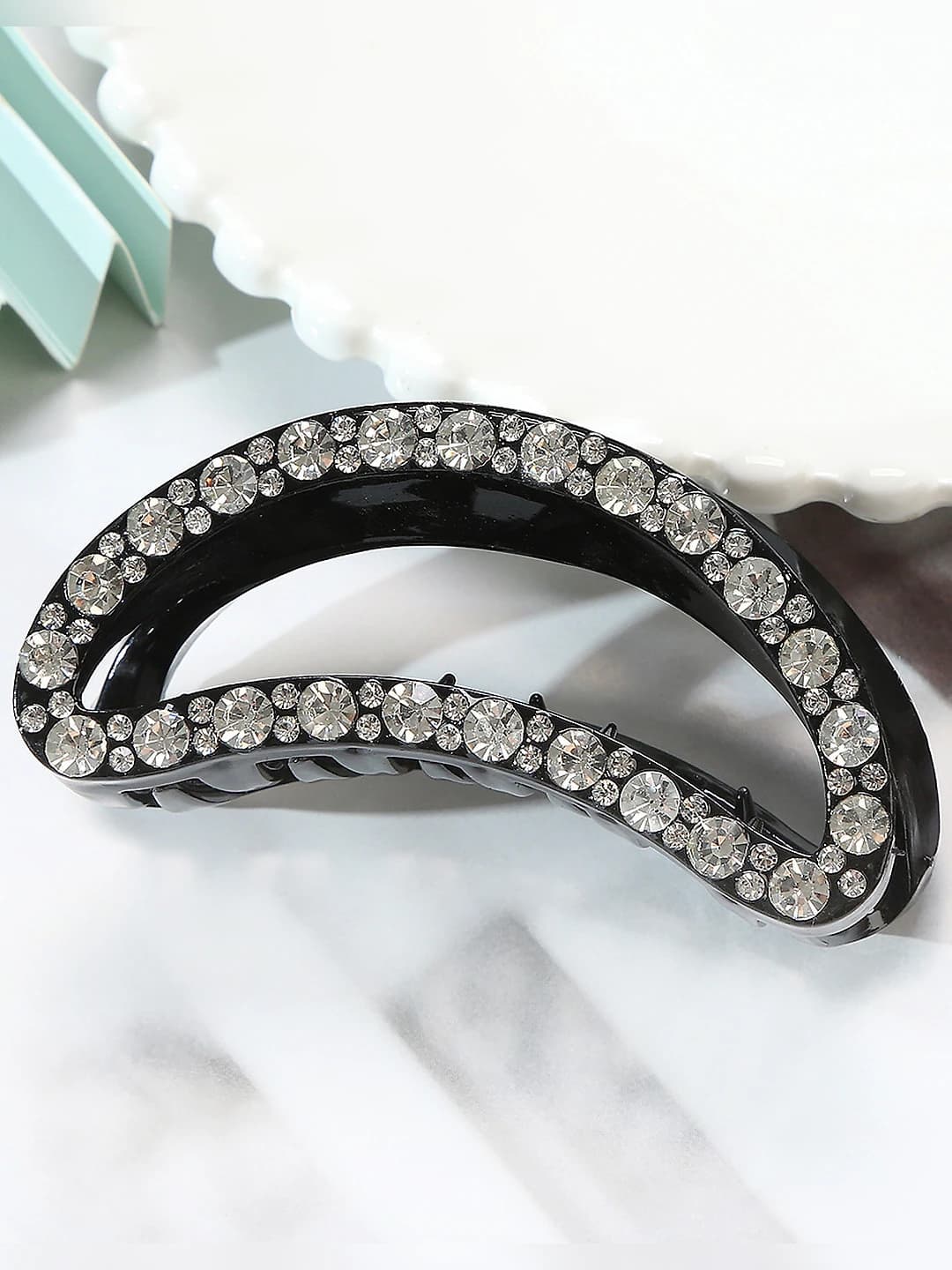 Women's hair clips and combs in Korean style: ABS rhinestone claw clip, oval shape, geometric design element, minimalist style