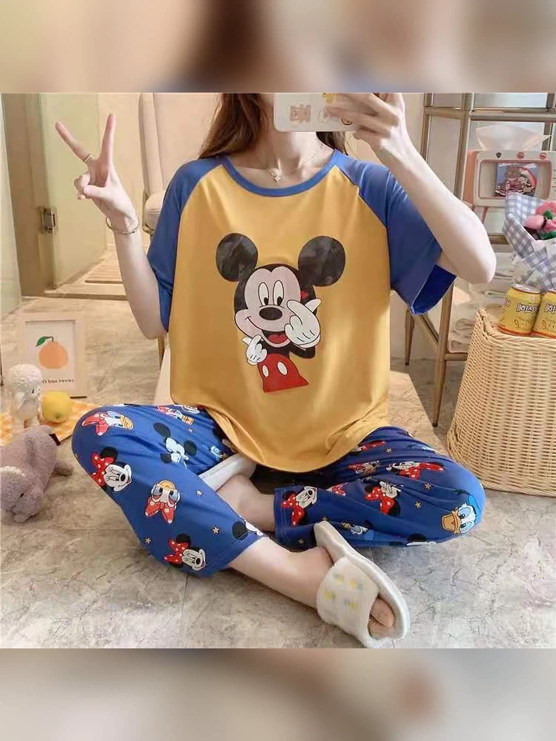 Ayollar uchun yozgi pijama to'plami: kalta yengli va uzun shimli, yupqa, dumaloq yoqali, bo'sh (oversize) uy kiyimi
