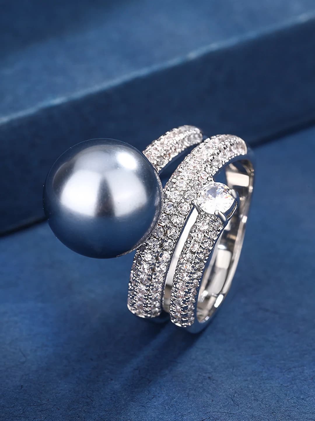 White gold, grey pearl