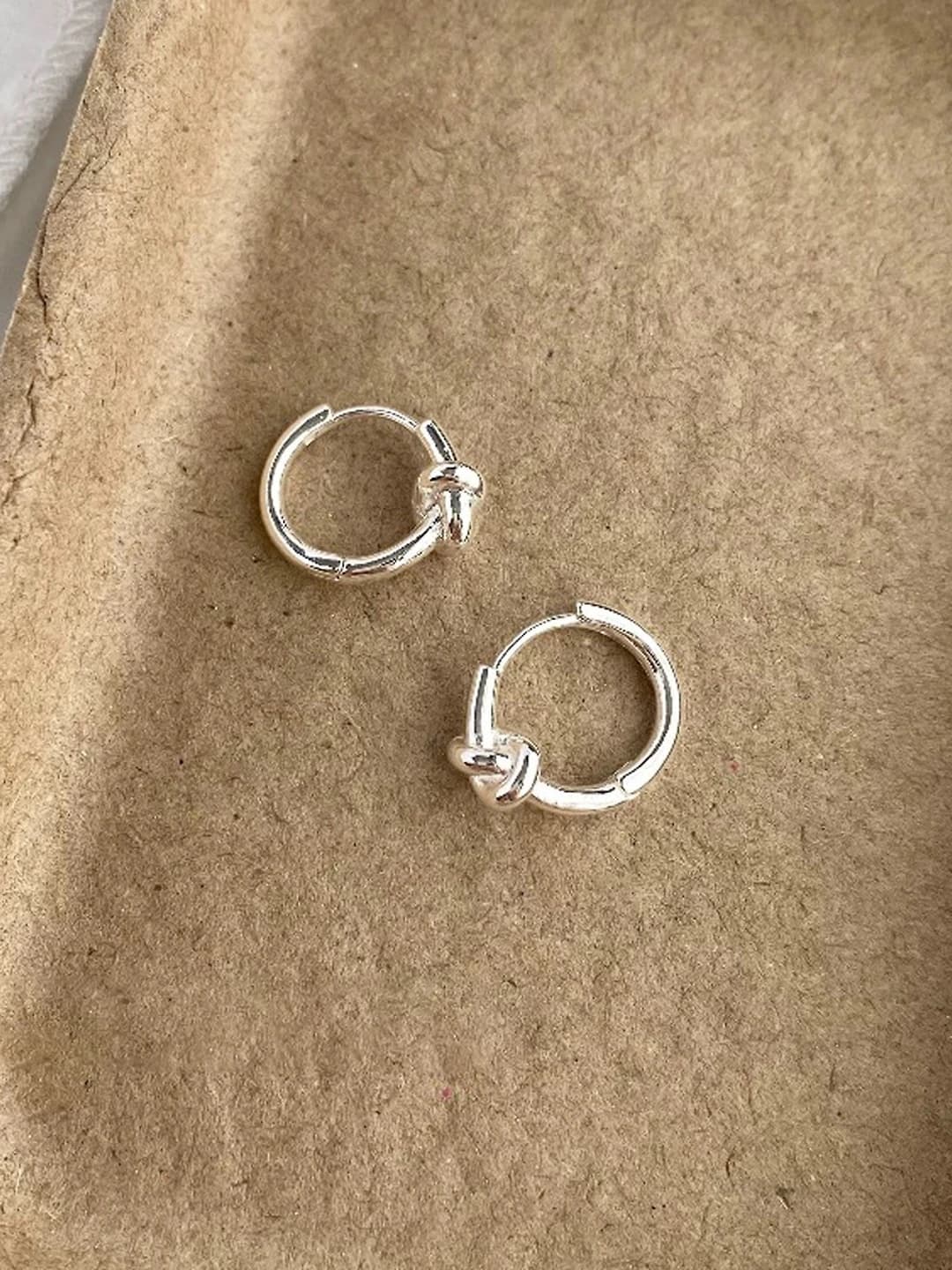 Серебряные серьги с узлом