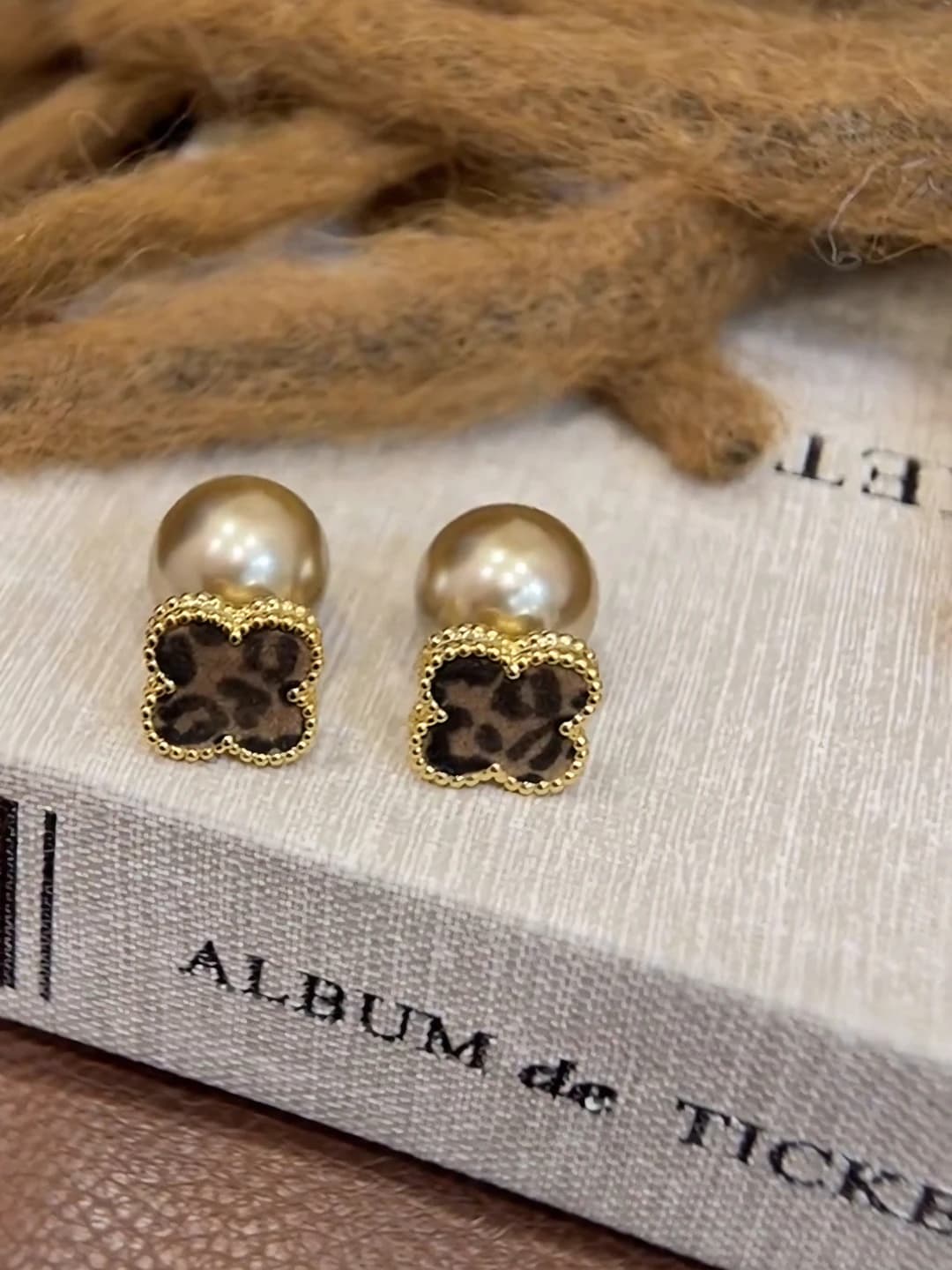 Four-leaf clover champagne pearl