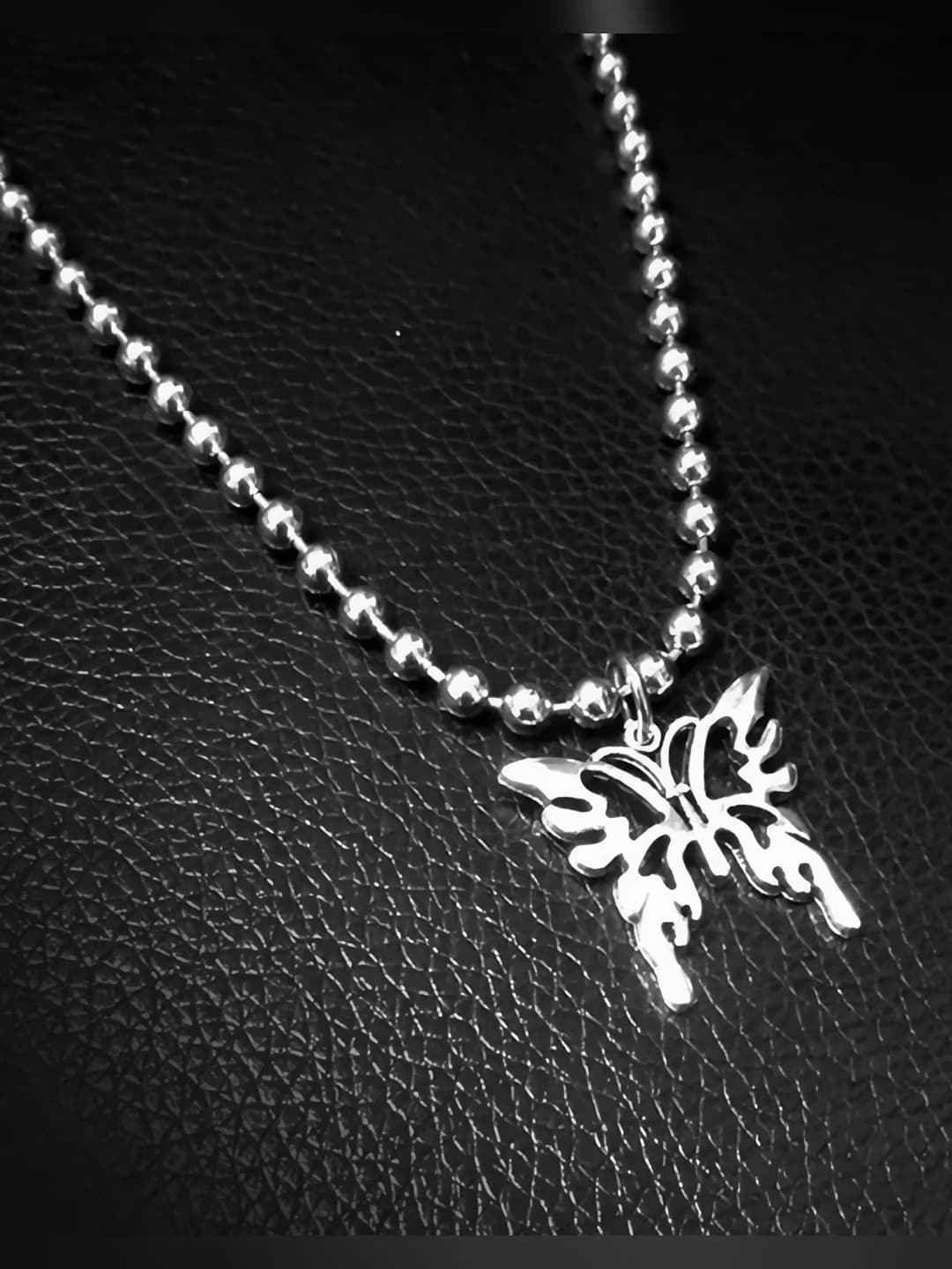 Women's short chain necklace with butterfly pendant made of alloy with electroplating