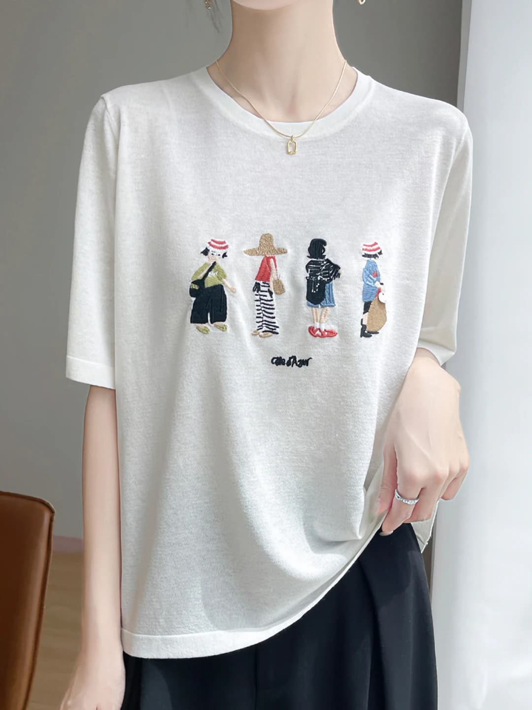 Ayollar uchun yozgi yupqa, bo'sh (oversize) dumaloq yoqali, kashtali naqshli, kalta yengli, yuzviy va shirin uslubdagi futbolka