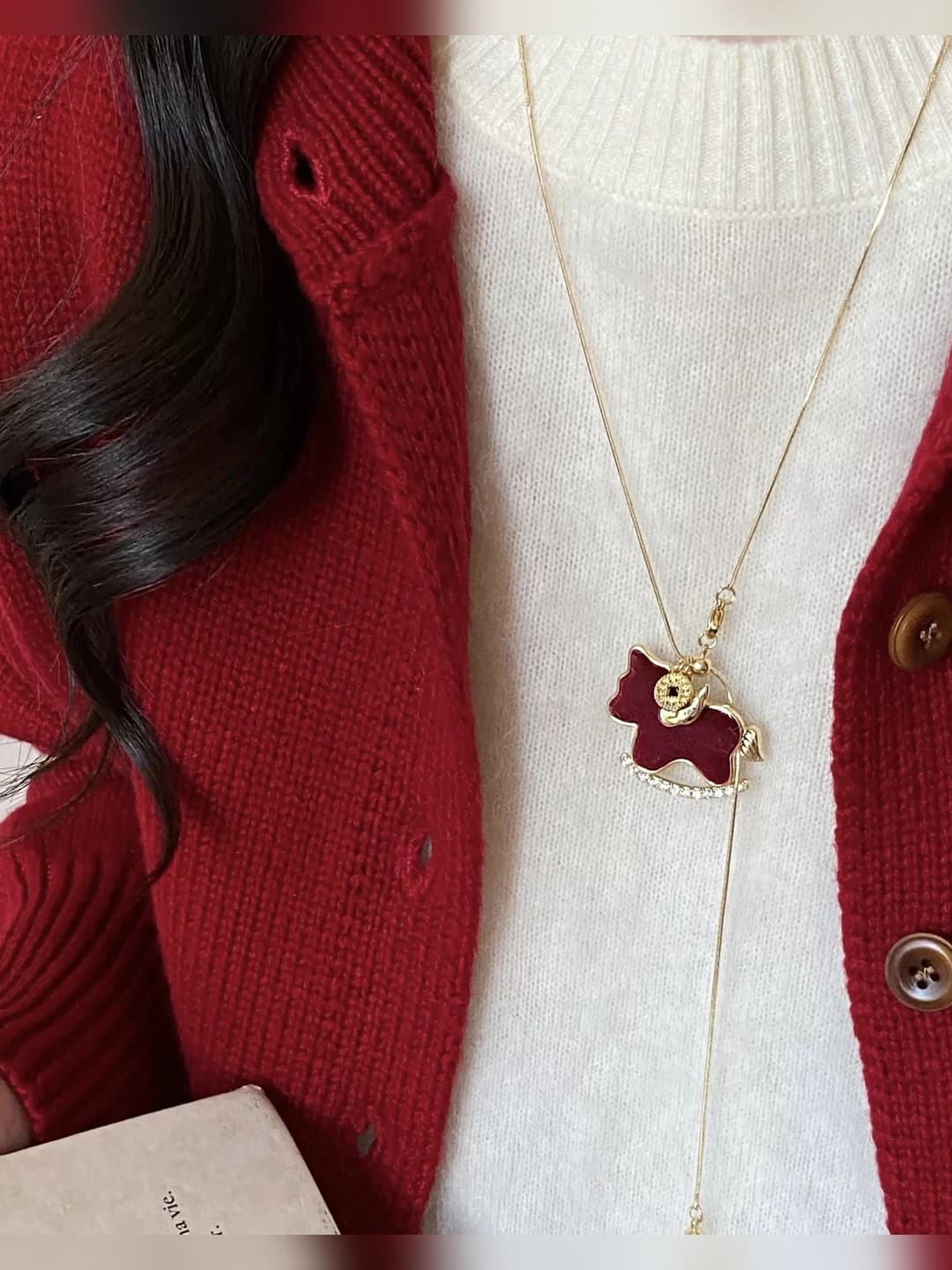 Women's long red velvet horse pendant necklace, autumn-winter sweater accessory, 71-80 cm