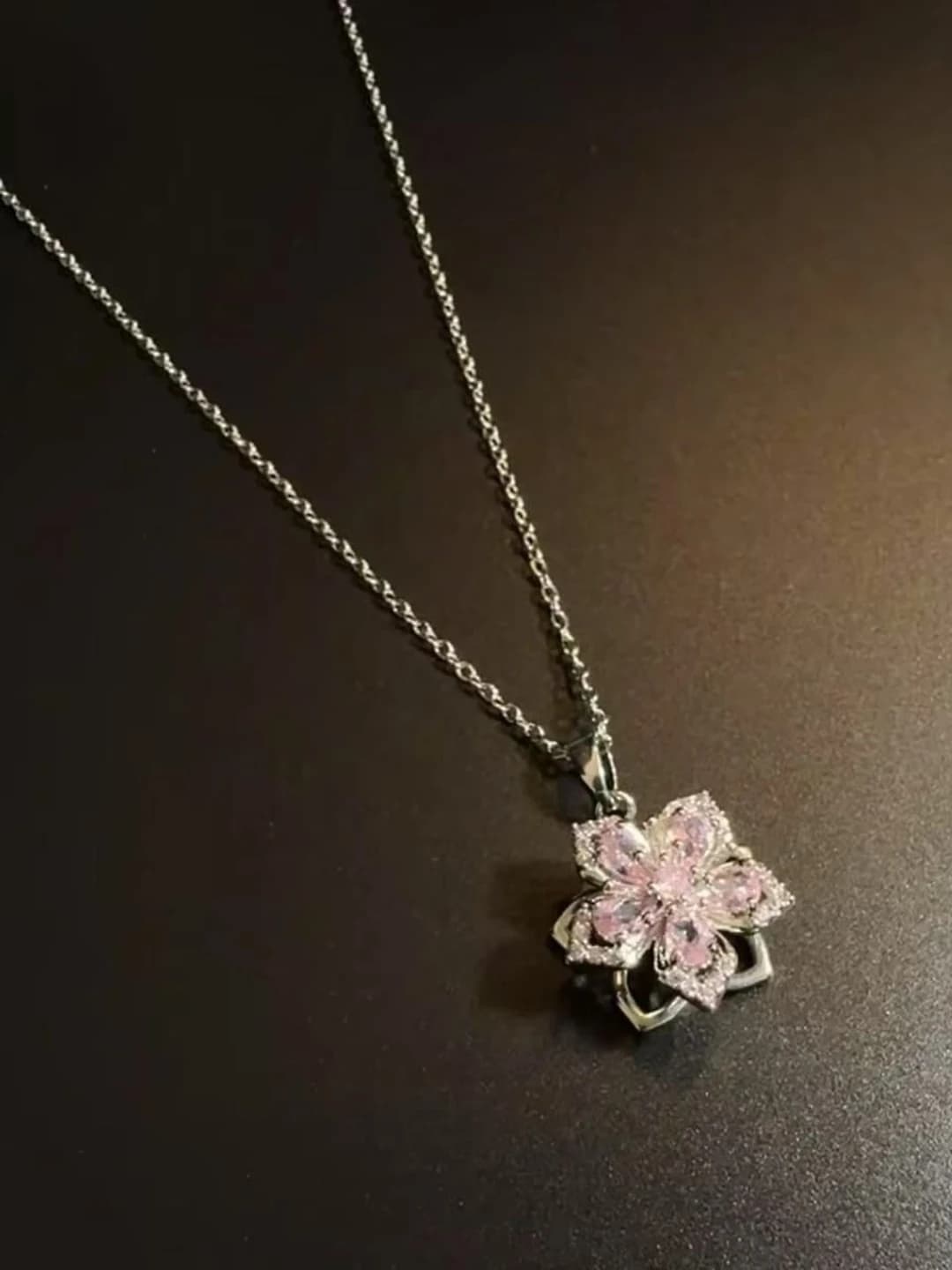 Ayollar uchun aylanadigan retro uslubdagi SilverBloom pushti kashmir guli soatli zanjir